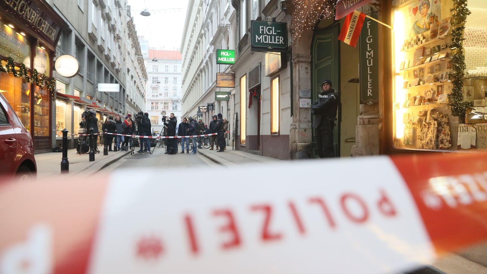 Polizeiabsperrungen am Tatort in der Wiener Innenstadt, nähe Lugeck, mit einem Toten und einem Schwerverletzten im Dezember 2018.