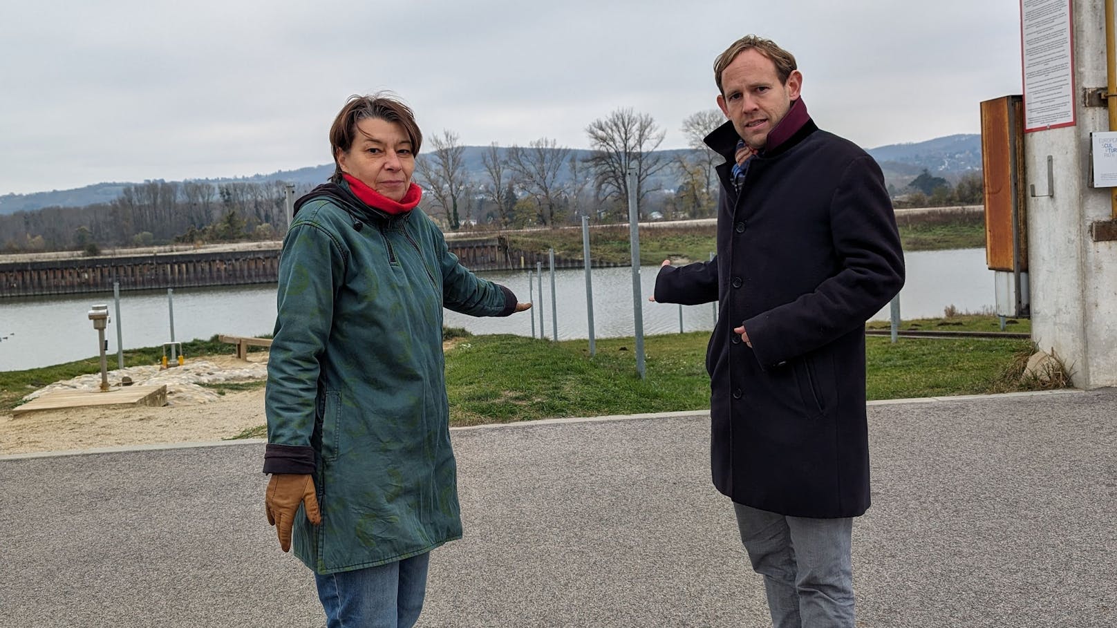 Elisabeth Kerschbaum und Georg Ecker bei einem Lokalaugenschein der Korneuburger Werft im November 2023