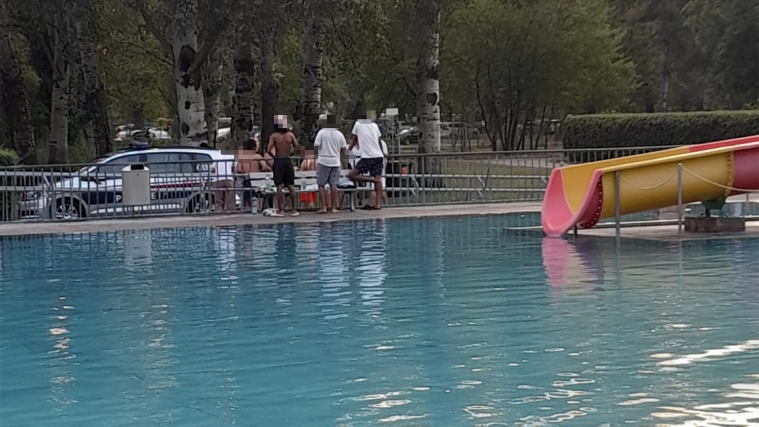 In einem Wiener Schwimmbad kam es am Mittwochabend zu einem Polizeieinsatz.