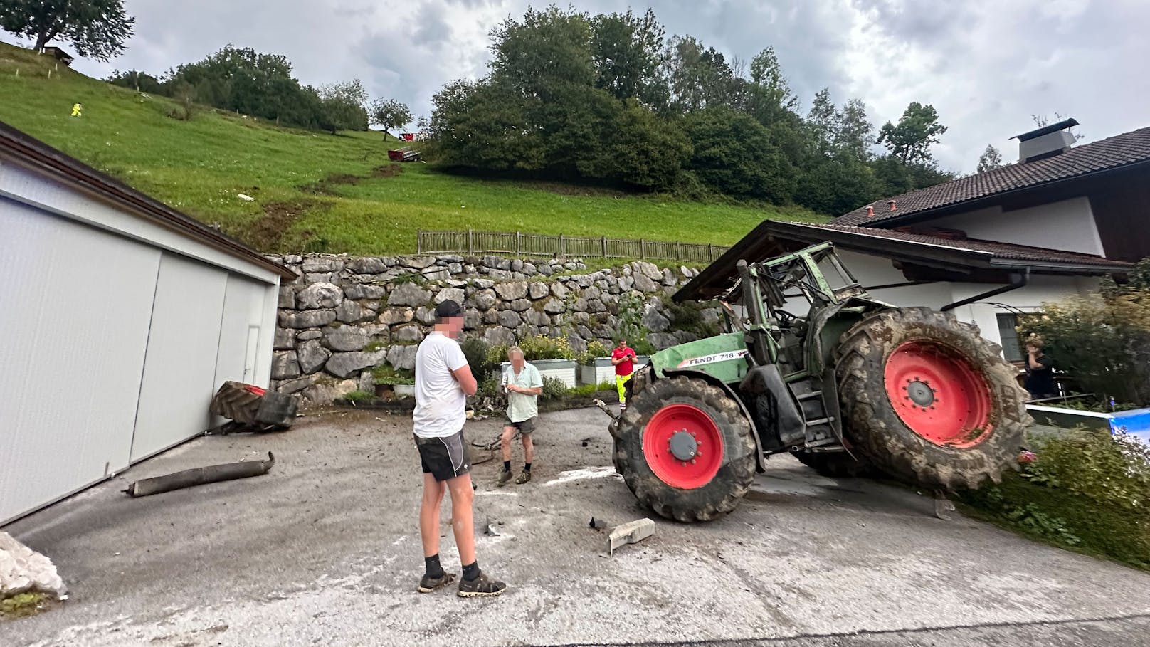 Böse Überraschung am Mittwoch gegen 19.30 Uhr für einen Landwirt am Salvenberg in Itter (Bezirk Kitzbühel). Sein Traktor hatte sich samt Anhänger vom Parkplatz seines Bauernhofs selbständig gemacht und war mehr als 100 Meter abgestürzt.