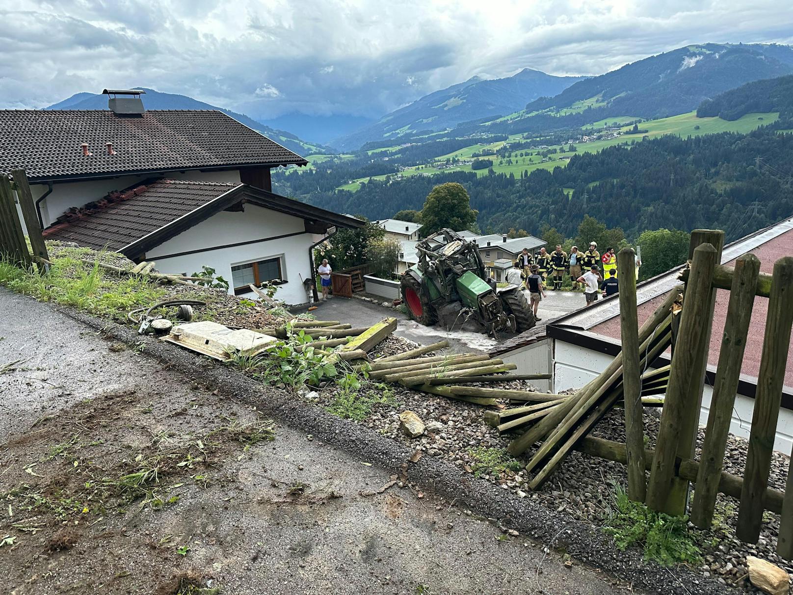 Böse Überraschung am Mittwoch gegen 19.30 Uhr für einen Landwirt am Salvenberg in Itter (Bezirk Kitzbühel). Sein Traktor hatte sich samt Anhänger vom Parkplatz seines Bauernhofs selbständig gemacht und war mehr als 100 Meter abgestürzt.