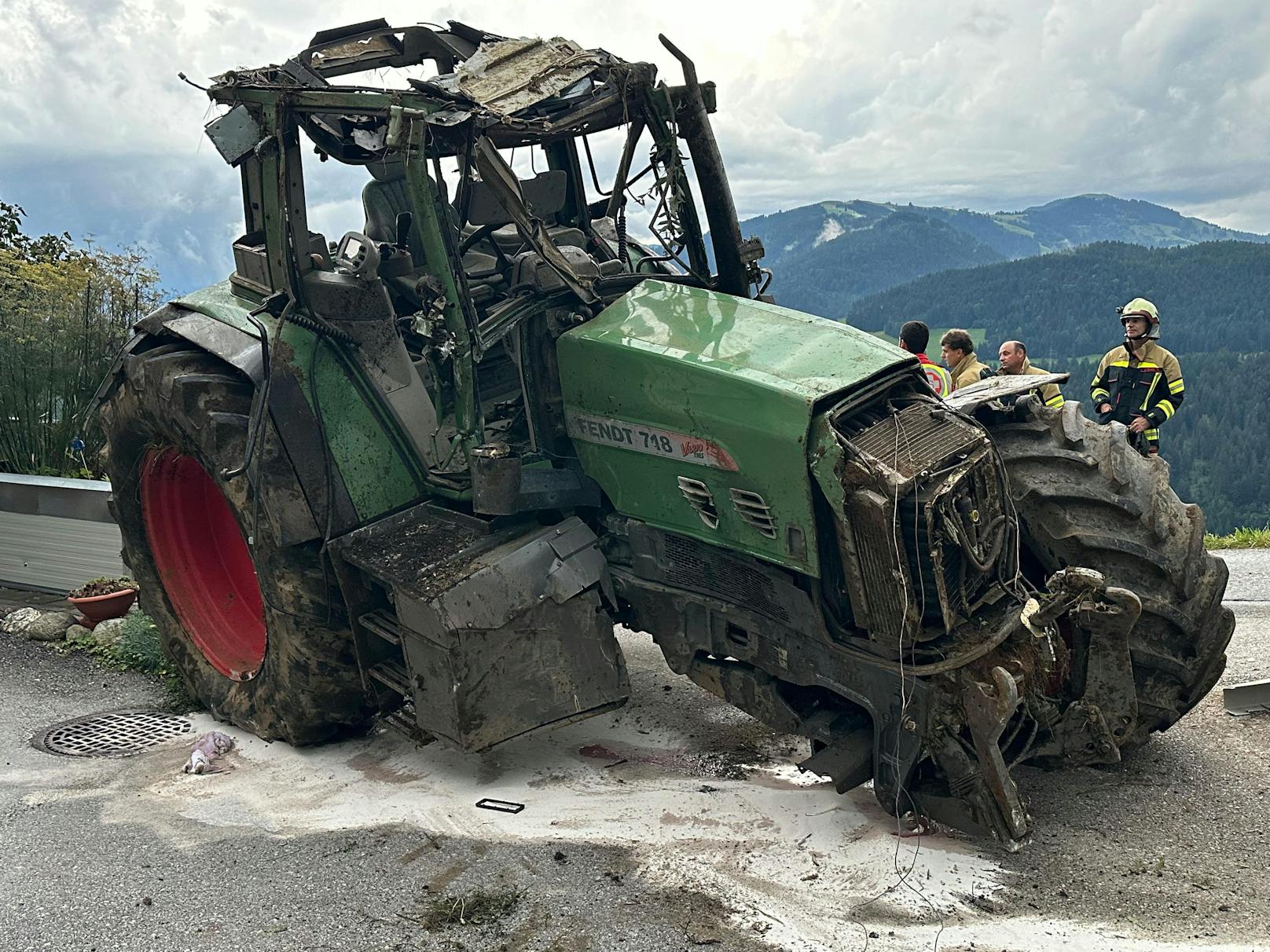 Böse Überraschung am Mittwoch gegen 19.30 Uhr für einen Landwirt am Salvenberg in Itter (Bezirk Kitzbühel). Sein Traktor hatte sich samt Anhänger vom Parkplatz seines Bauernhofs selbständig gemacht und war mehr als 100 Meter abgestürzt.