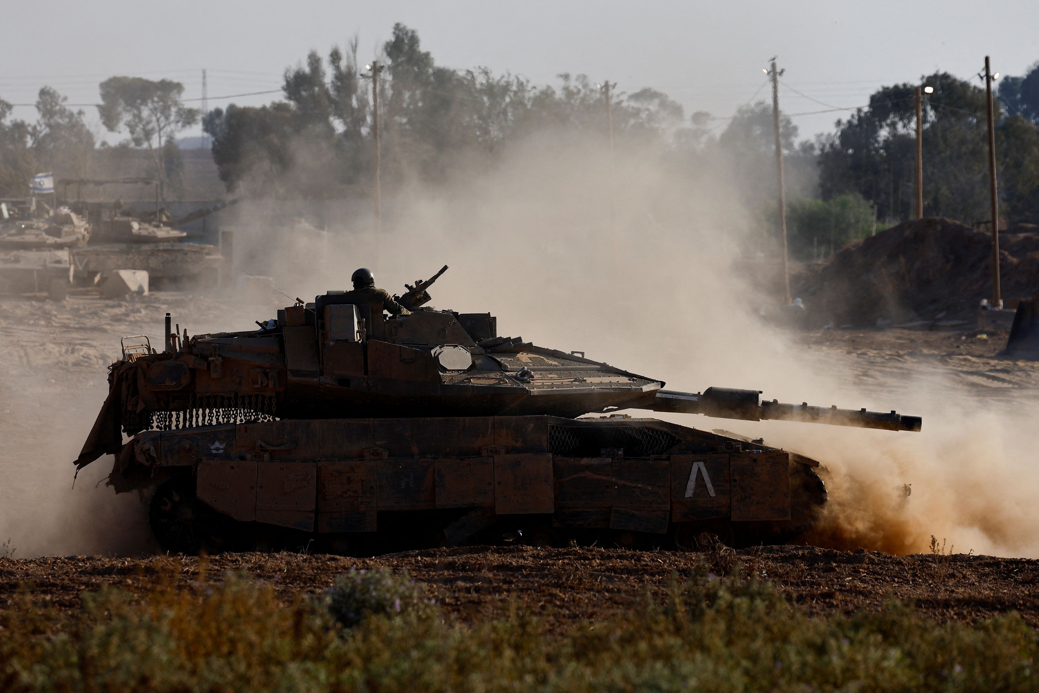 Ein israelischer Panzer fährt in der Nähe der Grenze zwischen Israel und Gaza am Mittwoch.