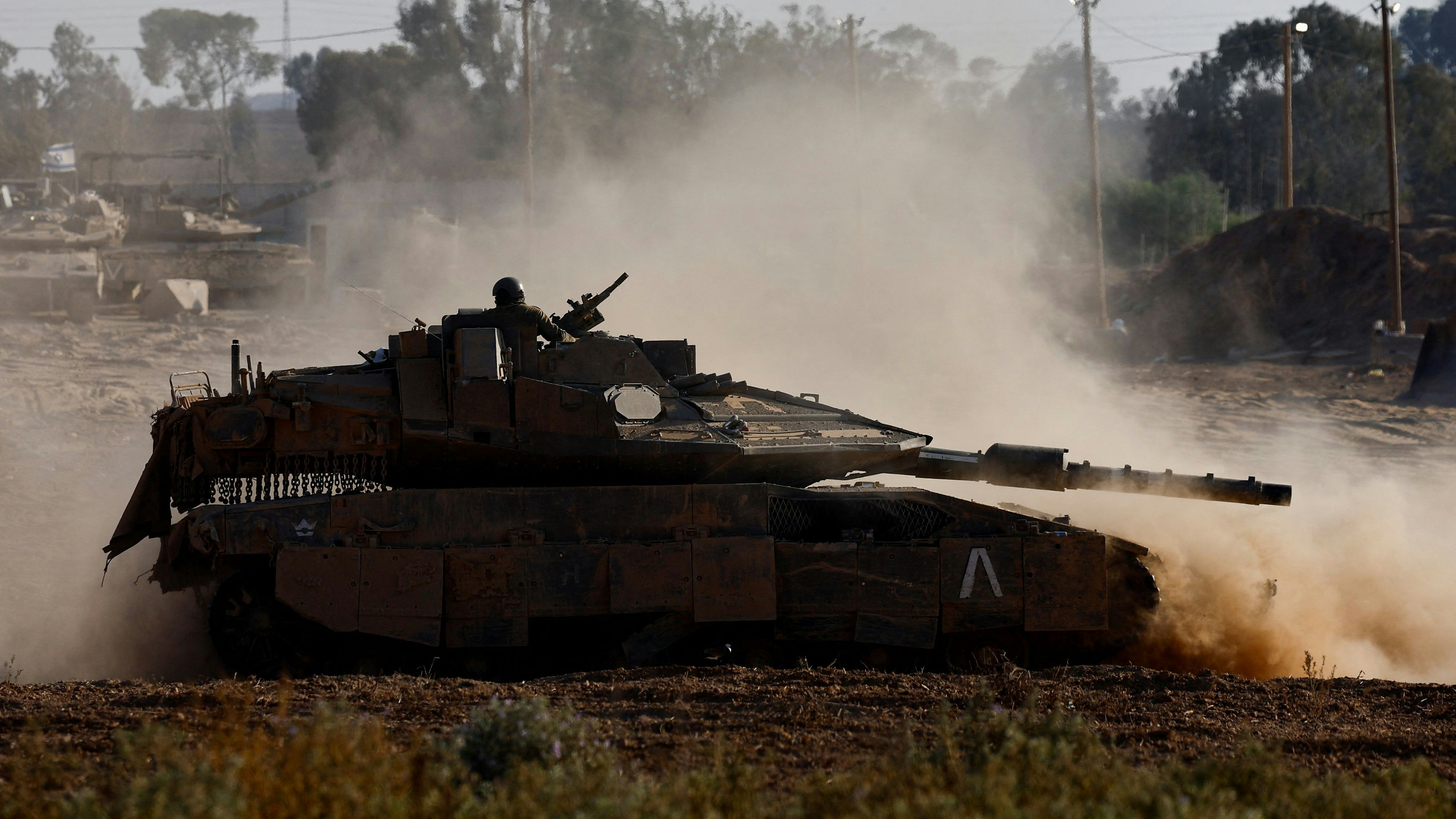 Ein israelischer Panzer fährt in der Nähe der Grenze zwischen Israel und Gaza am Mittwoch.