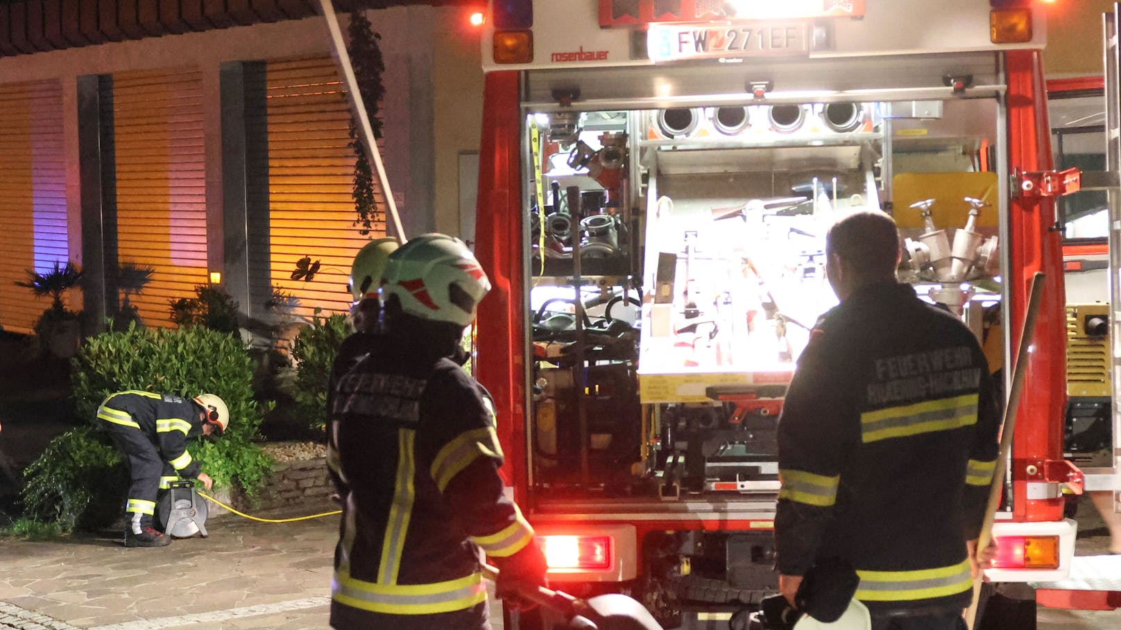 In Hartkirchen (Bezirk Eferding) wurden die Einsatzkräfte am späten Mittwochabend zu einer Personenrettung nach einem Verkehrsunfall alarmiert.