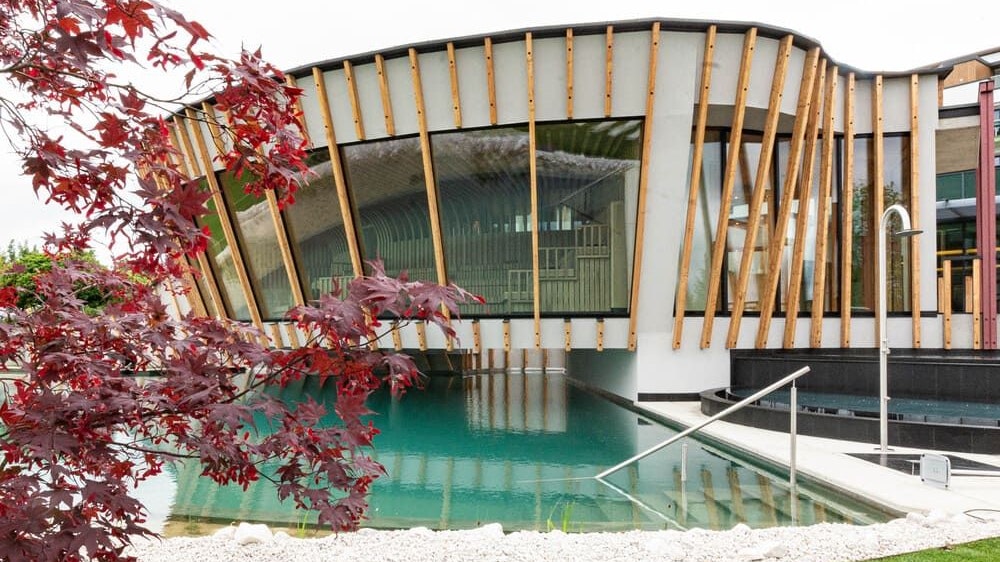 Das Kenshō Spa im Hotel Reiters Reserve Supreme wurde von der buddhistischen Tradition inspiriert. Während man ein Stockwerk darüber sauniert, erfrischt man sich darunter im Natur-Pool.