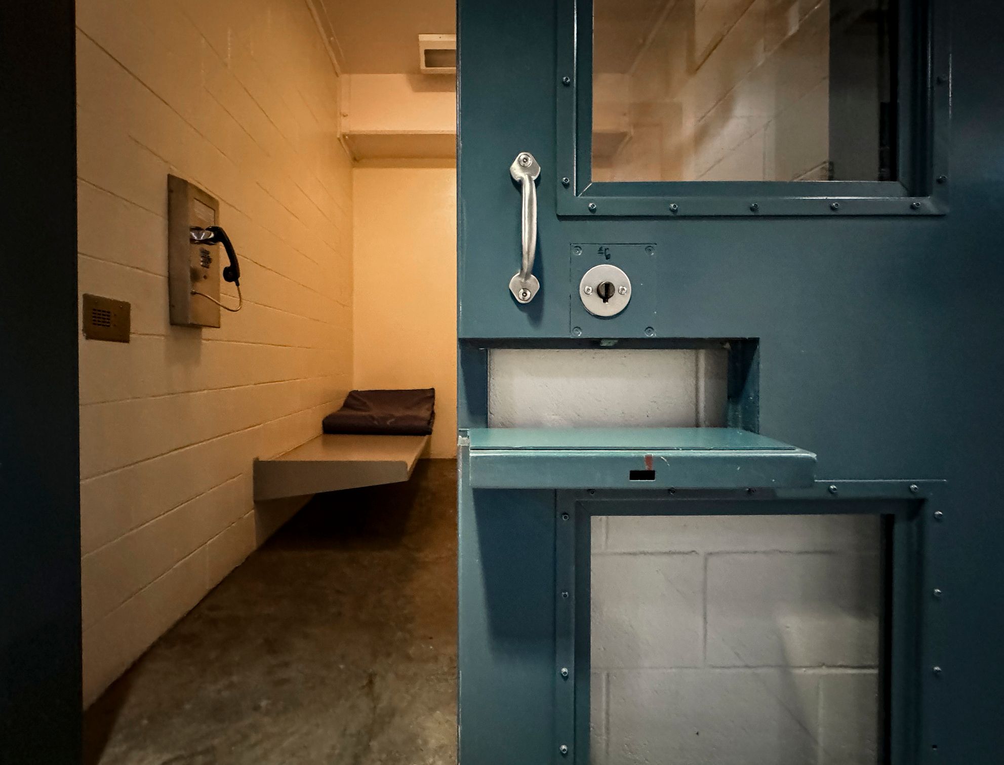 Als ihm ein Mitgefangener riet, dabei eine schusssichere Weste zu tragen, meinte der Angeklagte nur, er wolle lieber sterben, als eingesperrt zu werden.