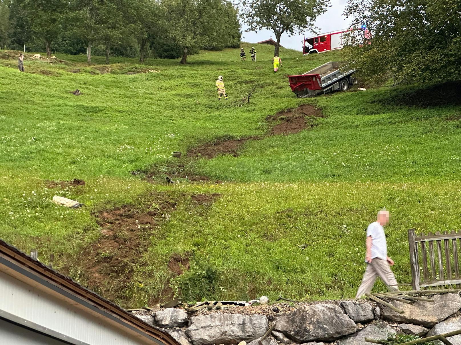 Böse Überraschung am Mittwoch gegen 19.30 Uhr für einen Landwirt am Salvenberg in Itter (Bezirk Kitzbühel). Sein Traktor hatte sich samt Anhänger vom Parkplatz seines Bauernhofs selbständig gemacht und war mehr als 100 Meter abgestürzt.