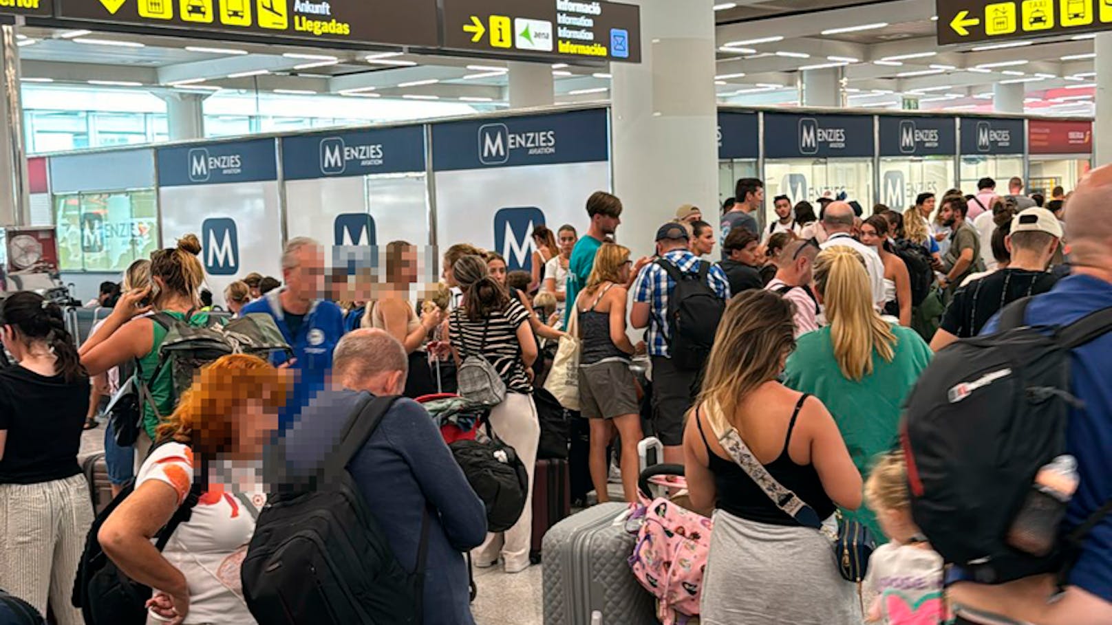 Ein Sturm fegt über die Urlauberinsel Mallorca. Am Flughafen herrscht derzeit Ausnahmezustand.