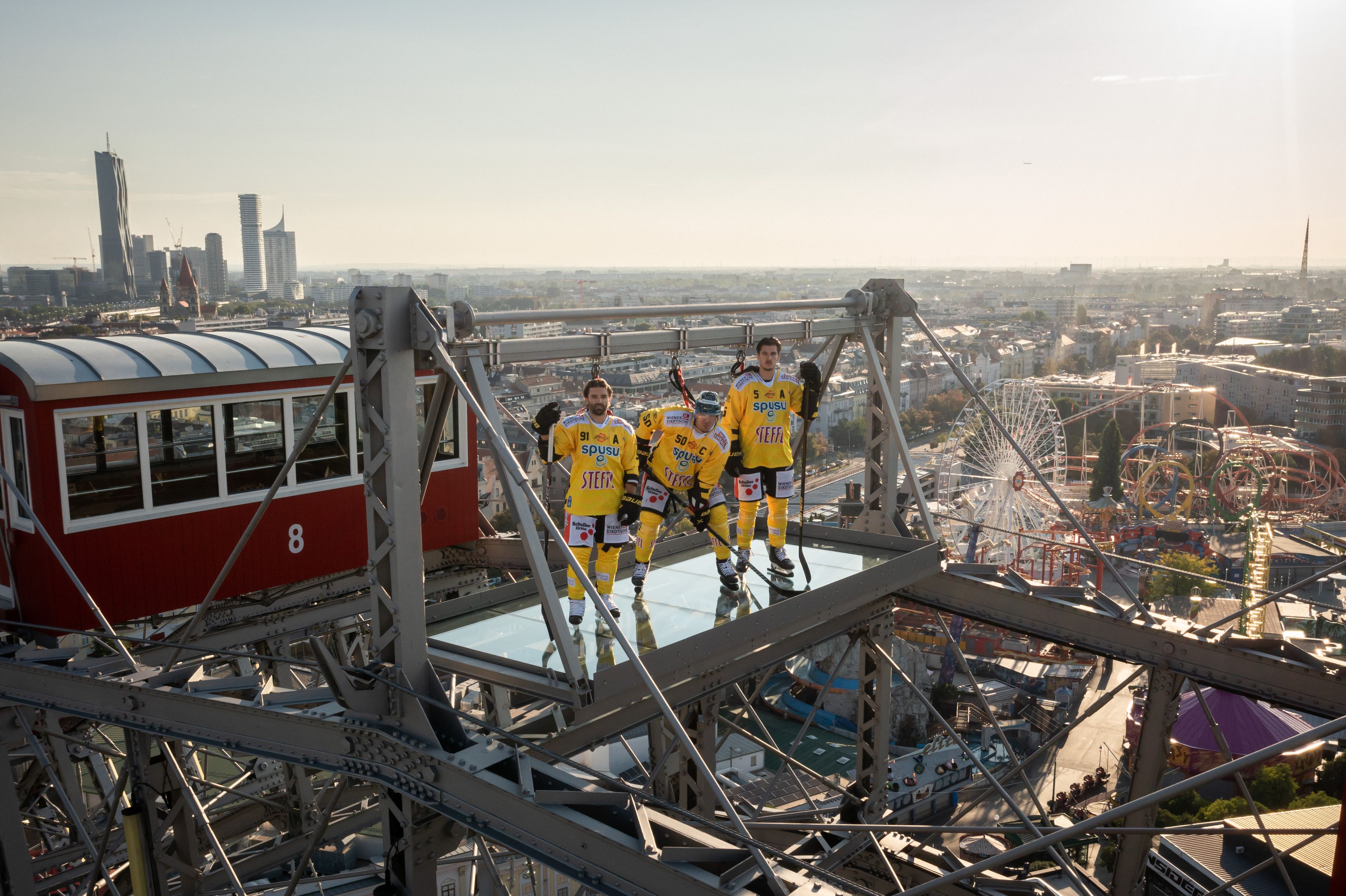 Die Caps-Cracks Dominique Heinrich, Mario Fischer und Dominic Hackl präsentieren das neue Capitals-Trikot. 