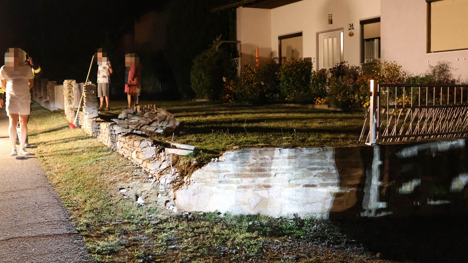 In Hartkirchen (Bezirk Eferding) wurden die Einsatzkräfte am späten Mittwochabend zu einer Personenrettung nach einem Verkehrsunfall alarmiert.