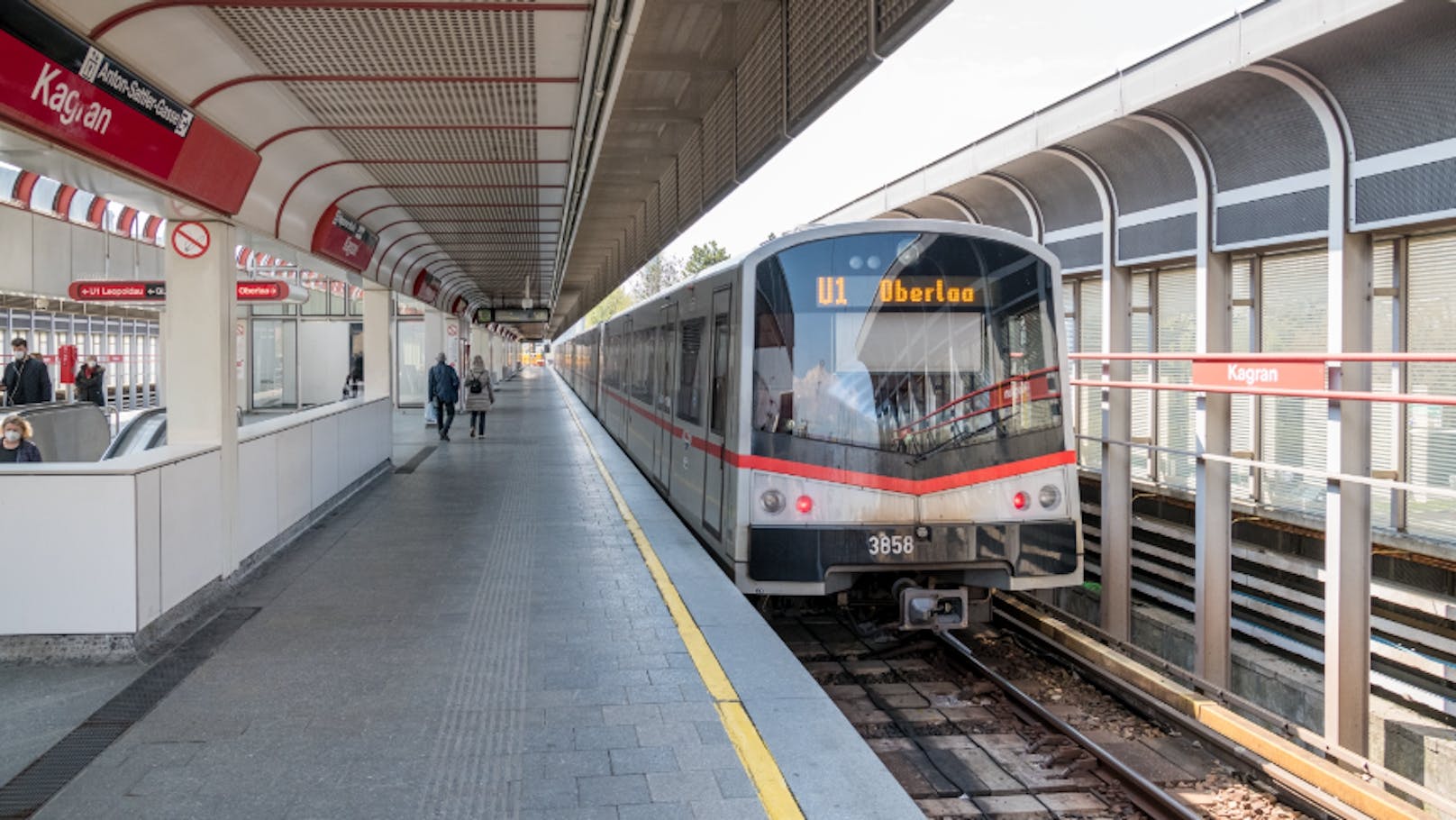 Achtung! Bahnsteigsperre in U1-Station Kagran