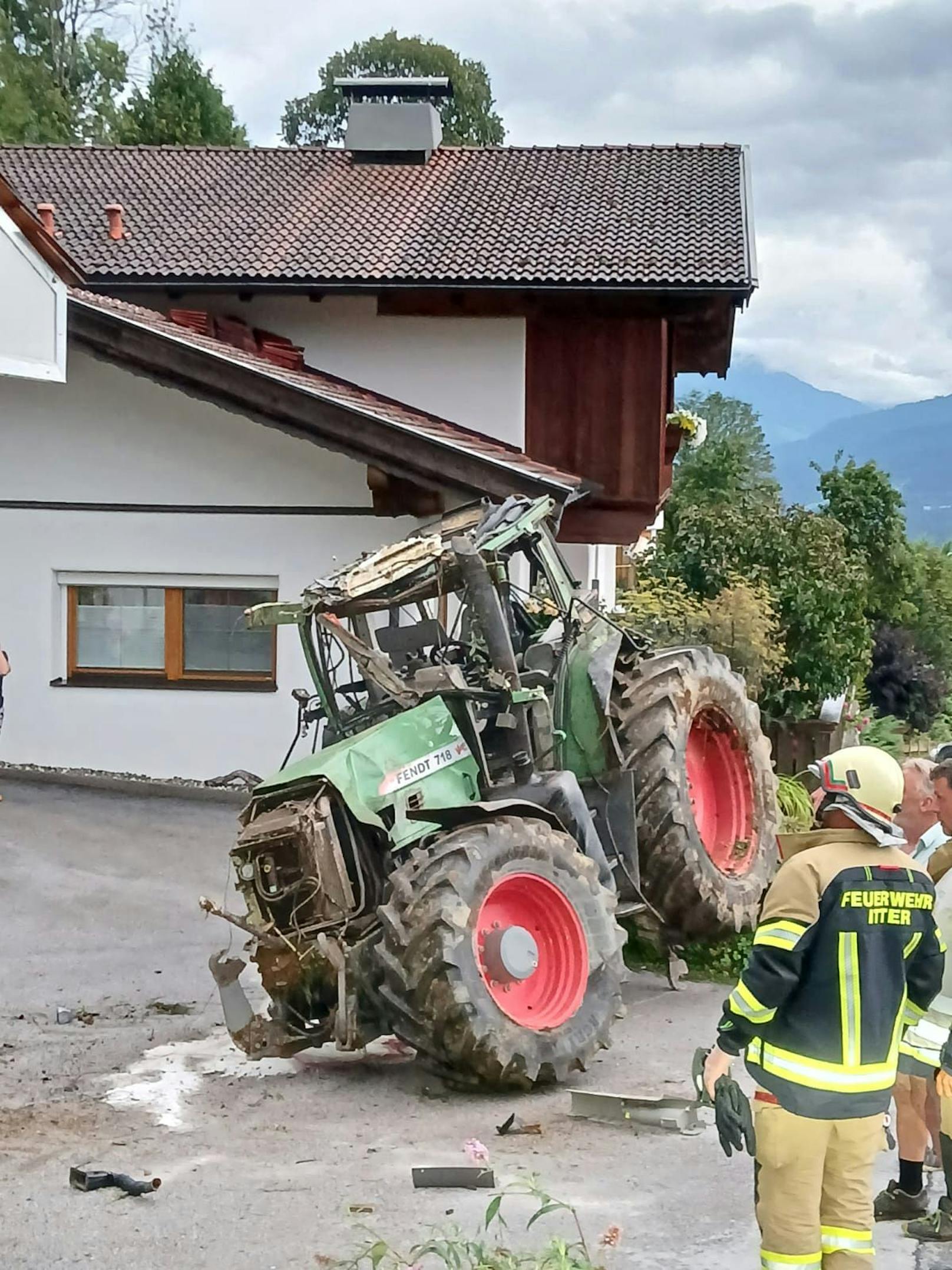 Böse Überraschung am Mittwoch gegen 19.30 Uhr für einen Landwirt am Salvenberg in Itter (Bezirk Kitzbühel). Sein Traktor hatte sich samt Anhänger vom Parkplatz seines Bauernhofs selbständig gemacht und war mehr als 100 Meter abgestürzt.