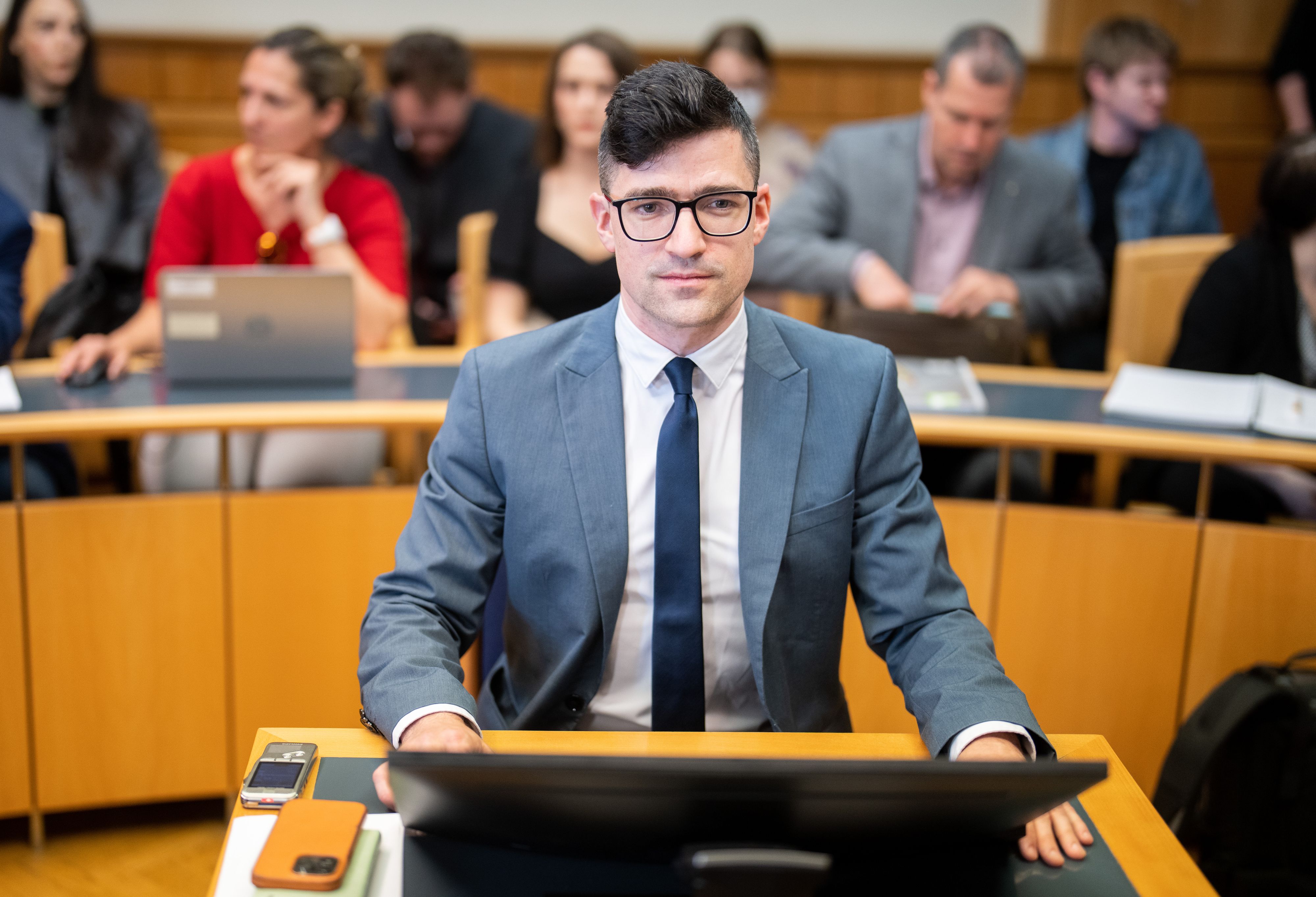 Im Mai 2023 war Sellner als Beschuldigter vor Gericht. Jetzt klagt der ehemalige Identitären-Vordenker selbst.