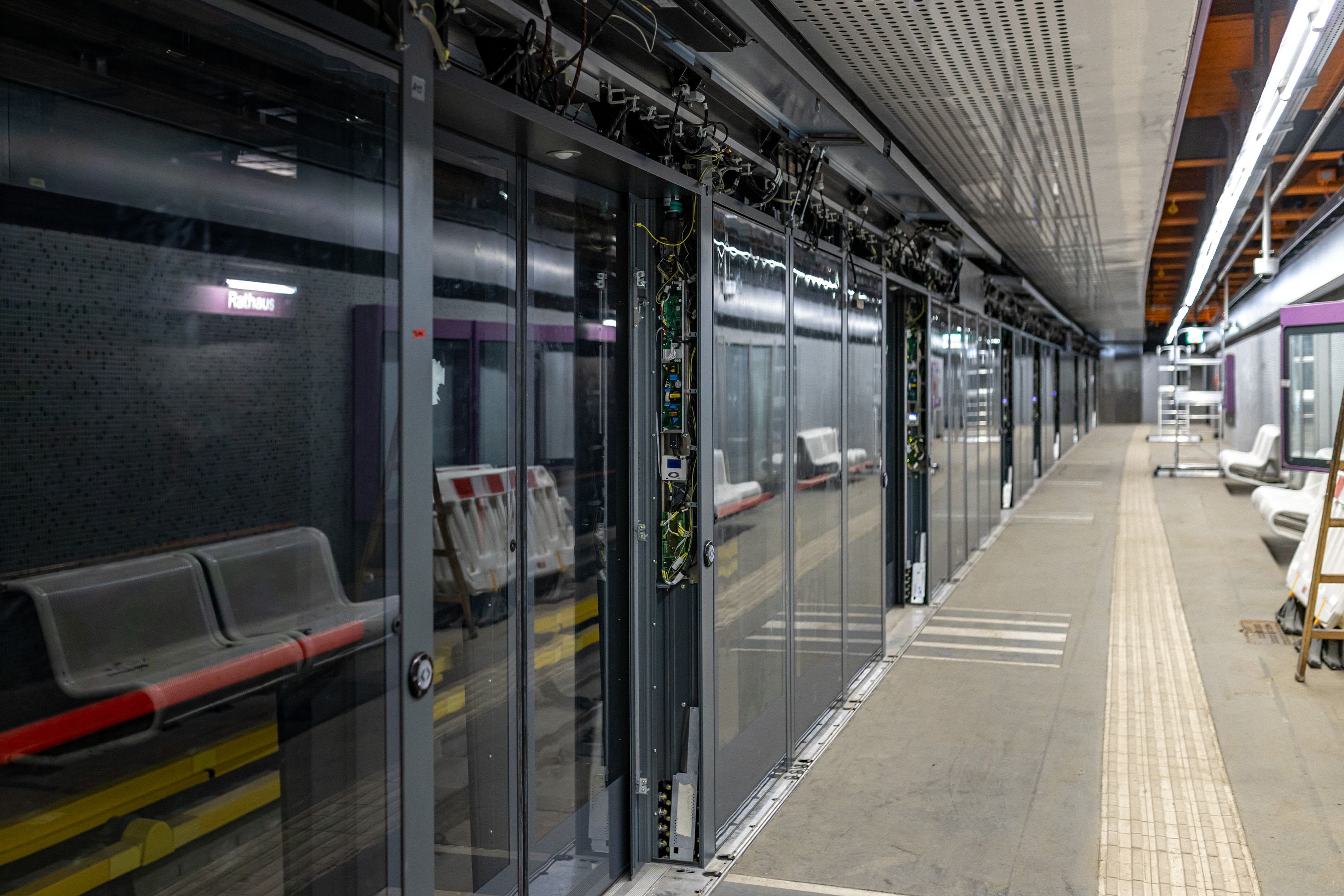 Die Schäden an den vollautomatischen Bahnsteigtüren verzögern die Betriebswiederaufnahme der U2 ab Karlsplatz.