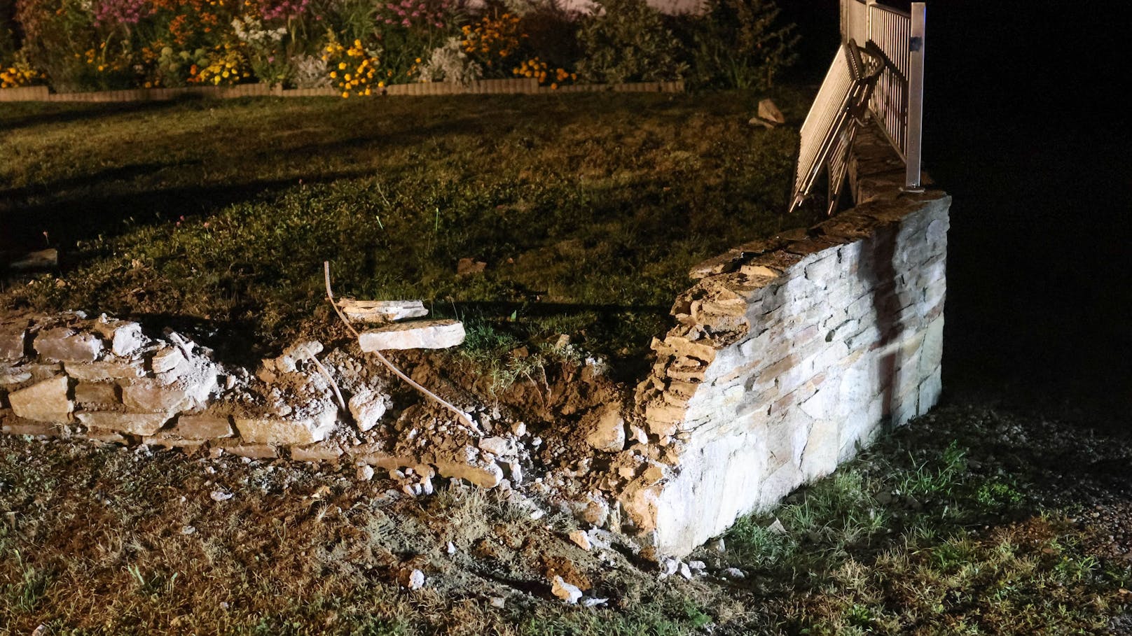 In Hartkirchen (Bezirk Eferding) wurden die Einsatzkräfte am späten Mittwochabend zu einer Personenrettung nach einem Verkehrsunfall alarmiert.