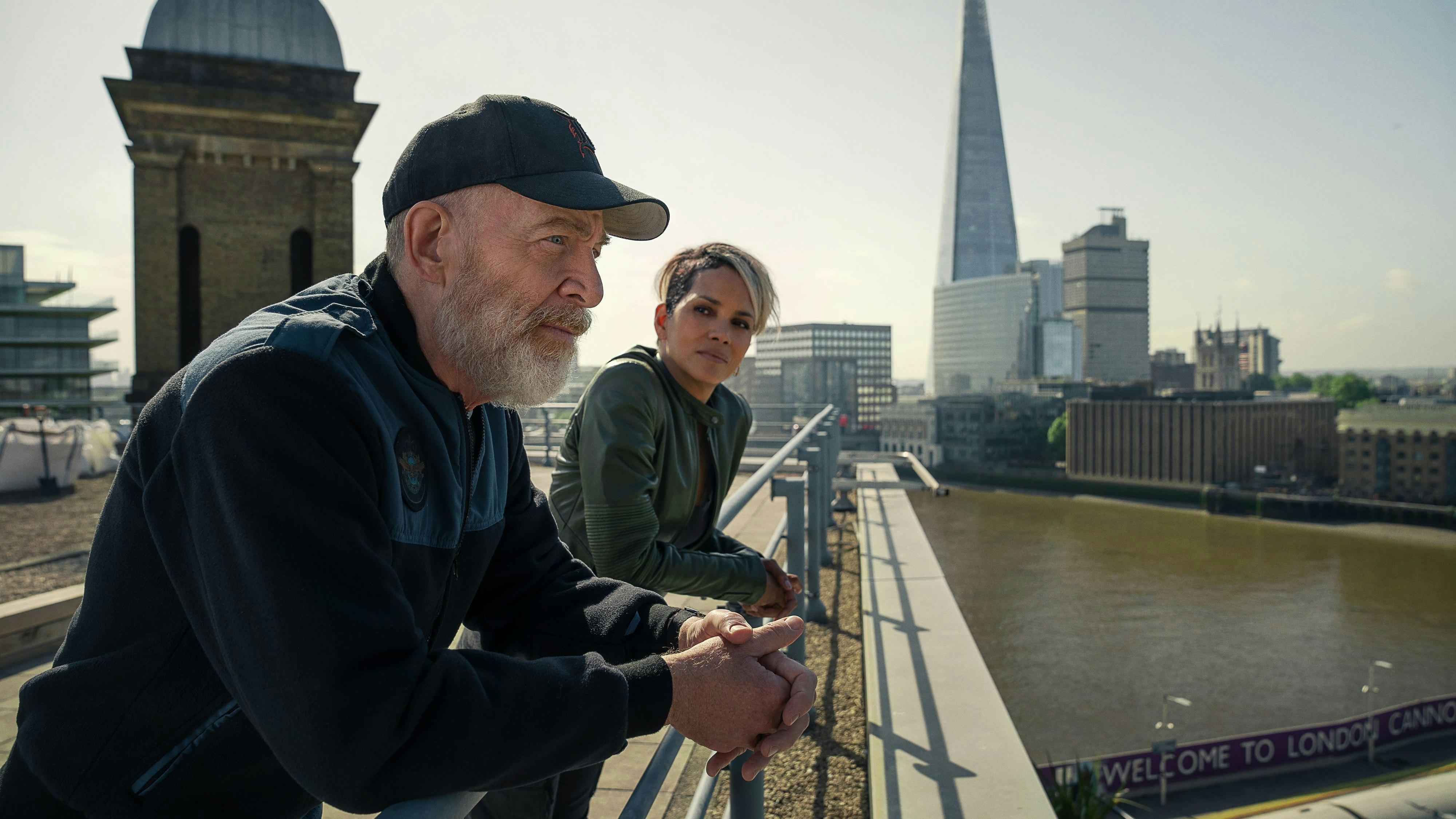 Tom Brennan (J. K. Simmons), der Leiter der "Union", mit seiner Agentin Roxanne (Halle Berry) in London