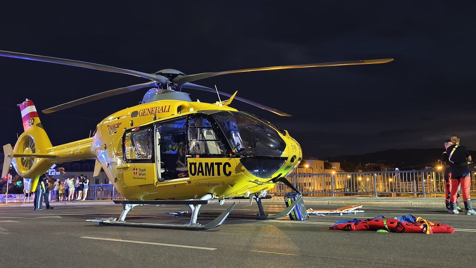 Rettungsfahrzeuge rückten aus, der Notarzthubschrauber Christophorus 9 des ÖAMTC landete schließlich auf der Brücke.