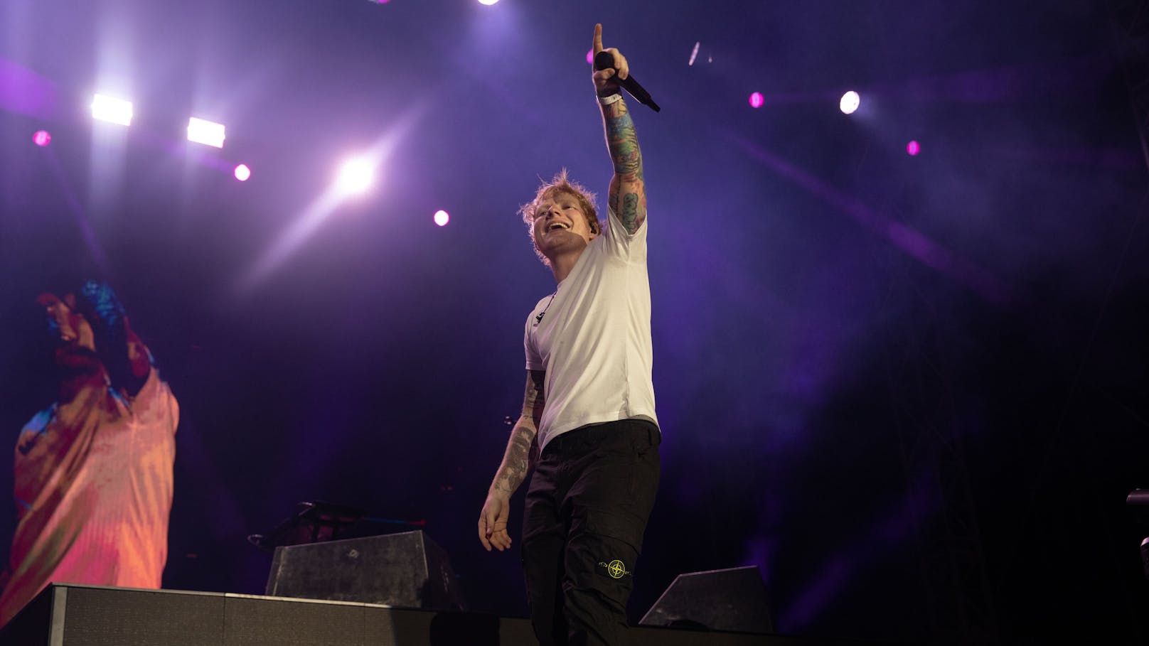 Der britische Superstar hat beim Auftakt des verlängerten Frequency Festivals für tobenden Applaus gesorgt. Vor 45.000 Fans spielte Ed Sheeran ein eineinhalbstündiges Konzert. 