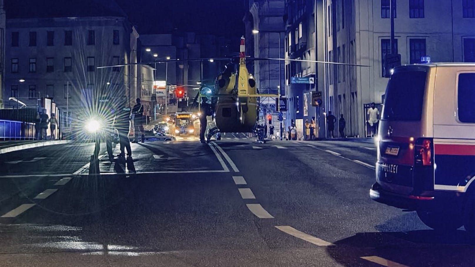 Blaulicht-Gewitter am Freitagabend (16. August 2024) um 21 Uhr in Wien-Penzing: Streifenwägen der Polizei sperrten die Ameisbrücke ab.