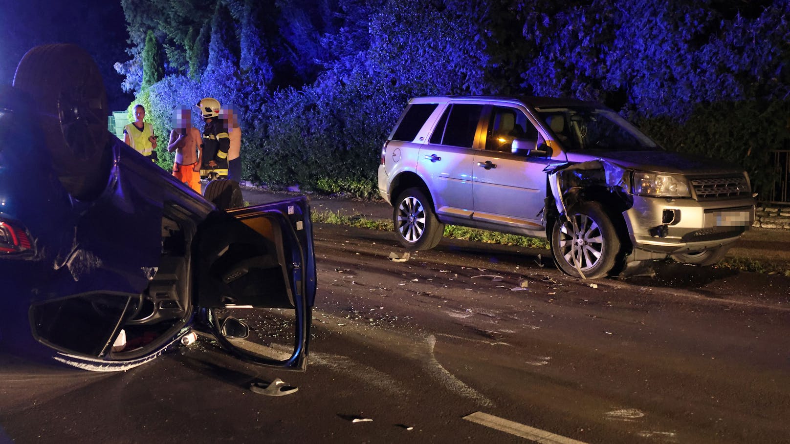 Ein Autolenker hat sich in der Nacht auf Freitag mit seinem Pkw in Wels-Pernau bei einer heftigen Kollision mit einem parkenden Fahrzeug überschlagen.