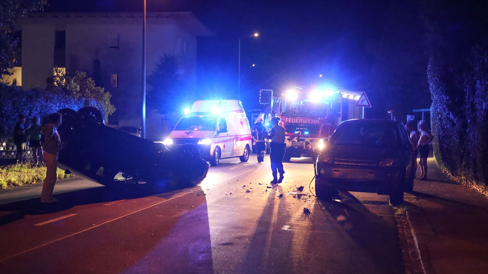 Ein Autolenker hat sich in der Nacht auf Freitag mit seinem Pkw in Wels-Pernau bei einer heftigen Kollision mit einem parkenden Fahrzeug überschlagen.