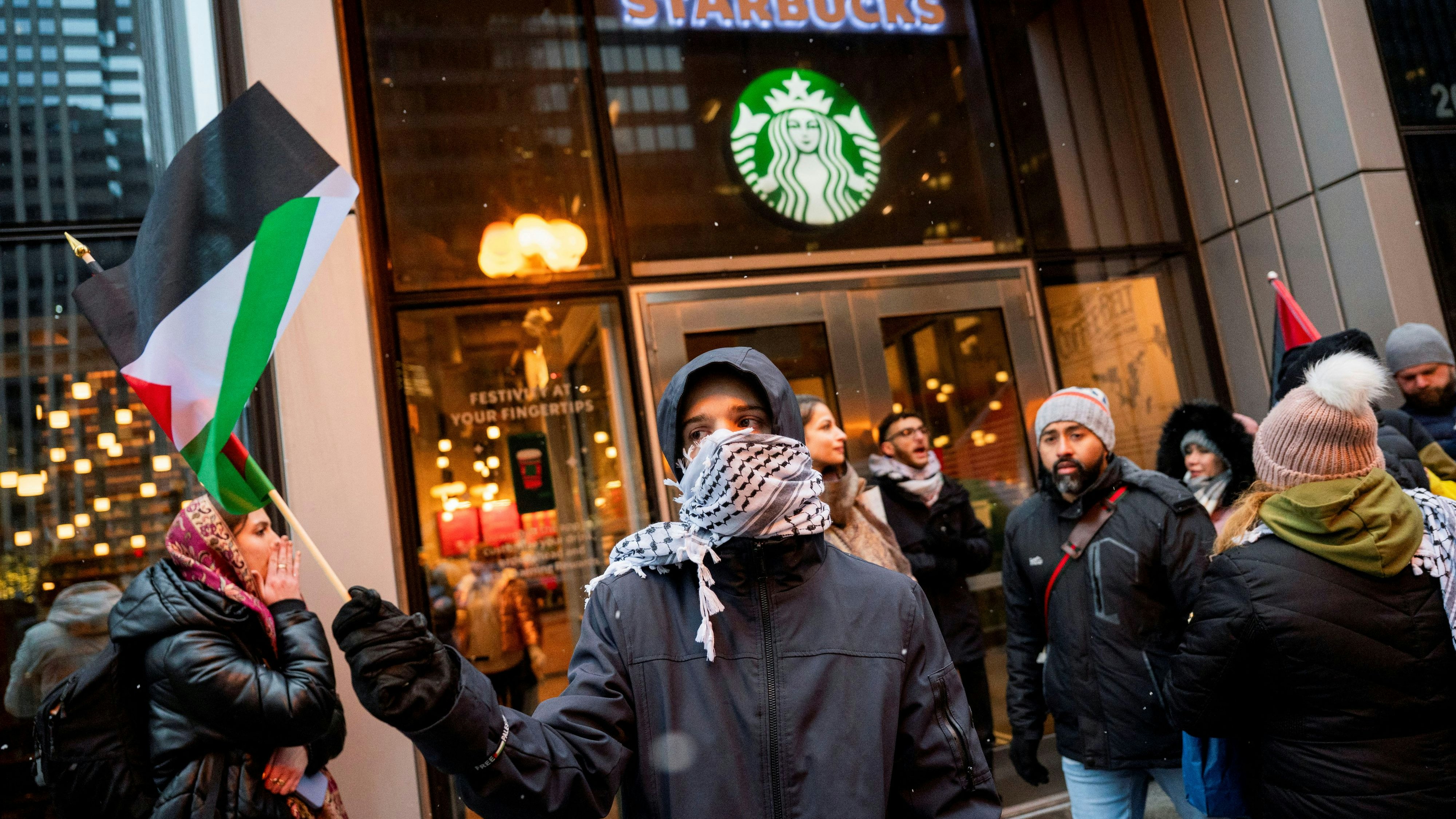 Problem Politik: "Starbucks" gilt als Israel-Unterstützer, weshalb es in den letzten Monaten zu zahlreichen Protestaktionen und auch Übergriffen auf Filialen gekommen ist, so wie hier in Chicago, Illinois