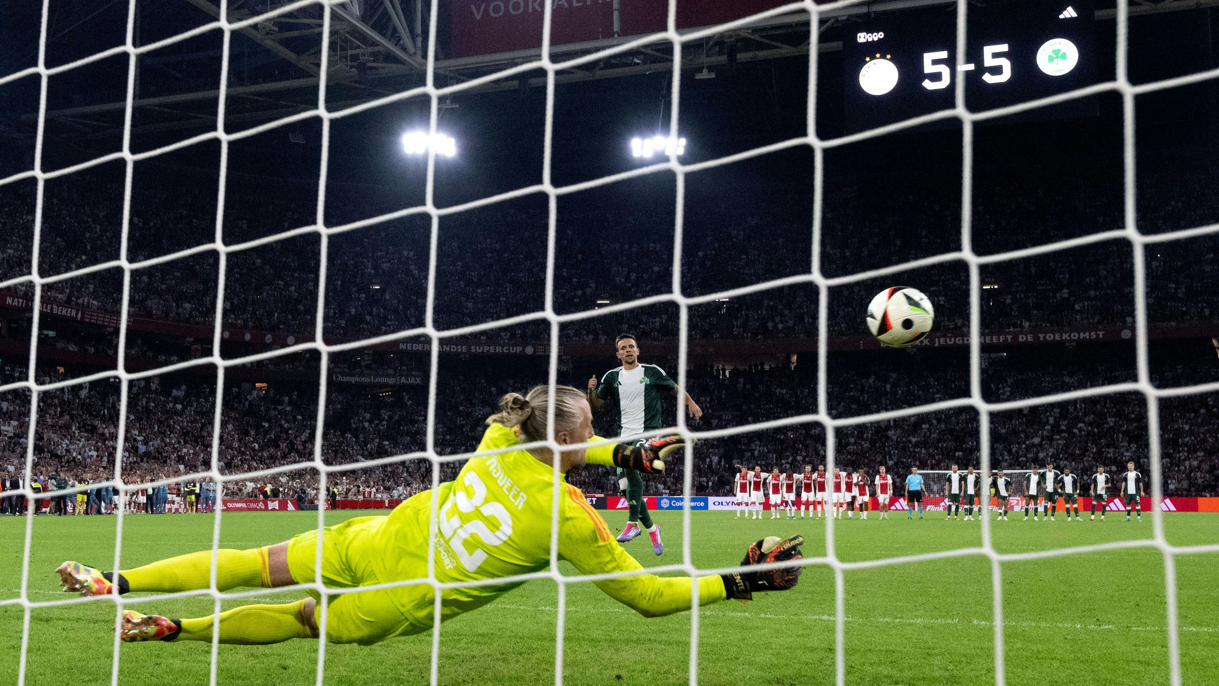 Ajax-Schlussmann Remko Pasveer wird zum Aufstiegs-Helden der Niederländer. 