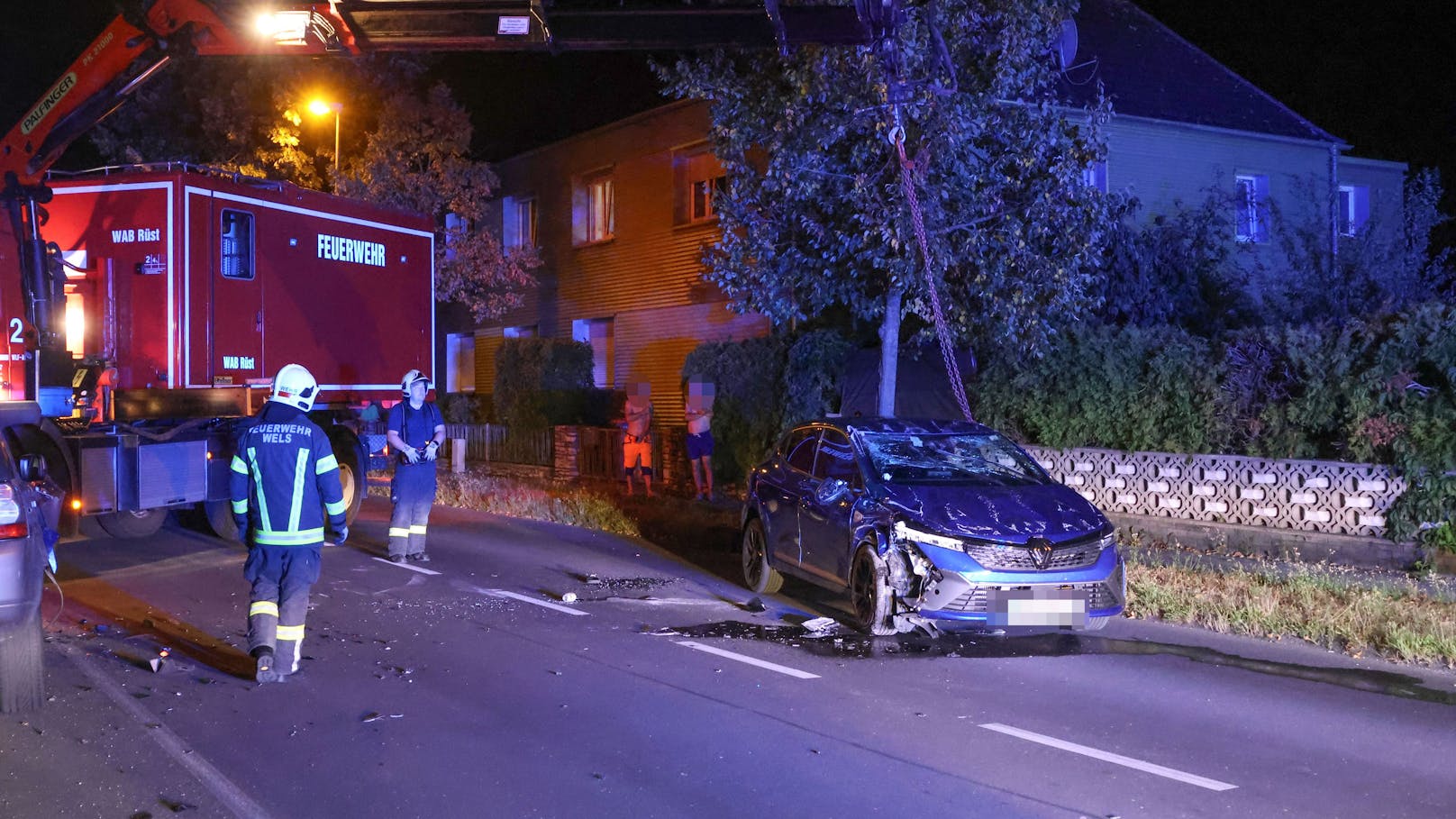 Ein Autolenker hat sich in der Nacht auf Freitag mit seinem Pkw in Wels-Pernau bei einer heftigen Kollision mit einem parkenden Fahrzeug überschlagen.