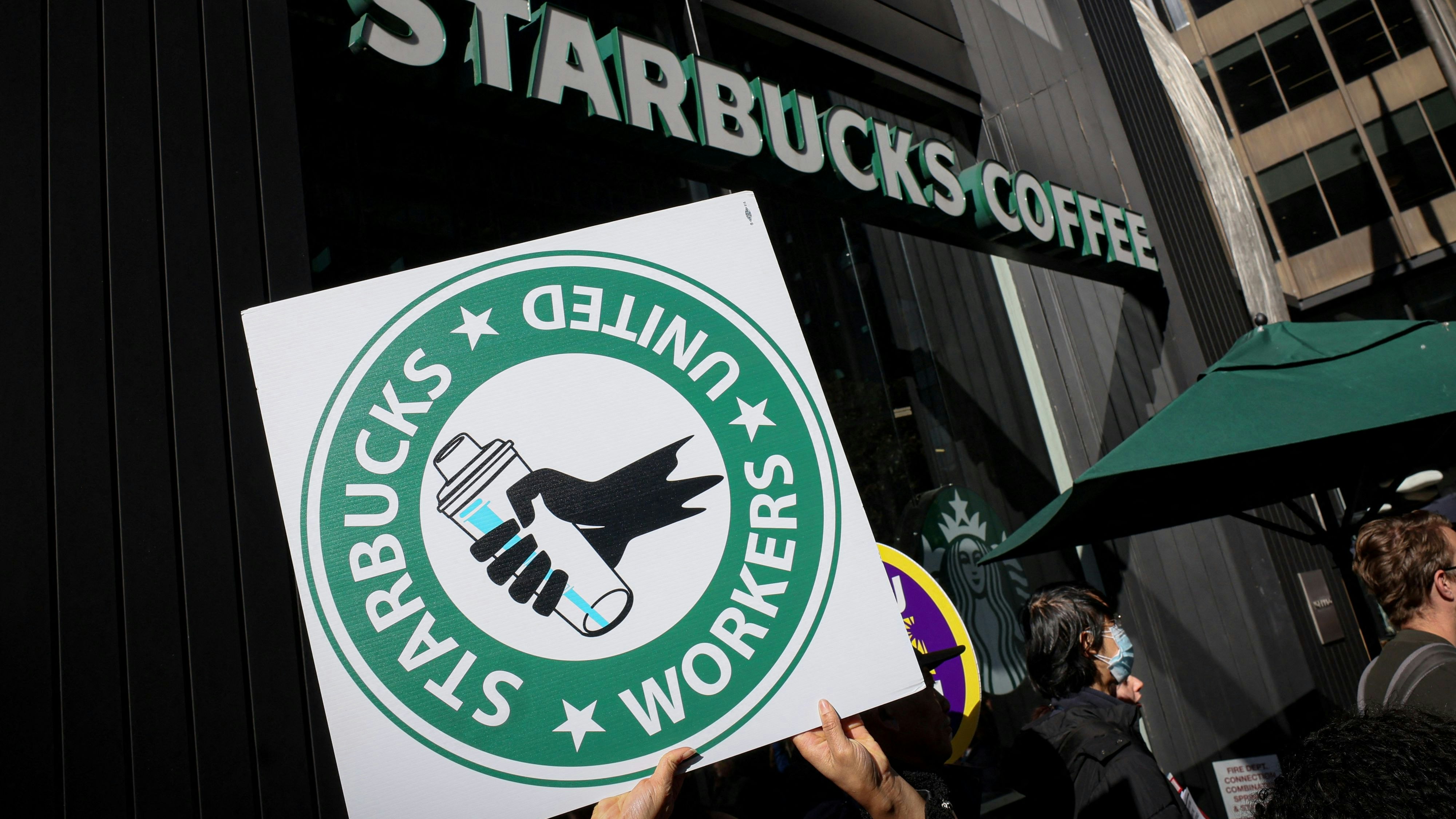 Problem Mitarbeiter-Rechte: Vor allem in den USA kämpft "Starbucks" mit allen Mitteln dagegen, dass sich die Mitarbeiter gewerkschaftlich organisieren