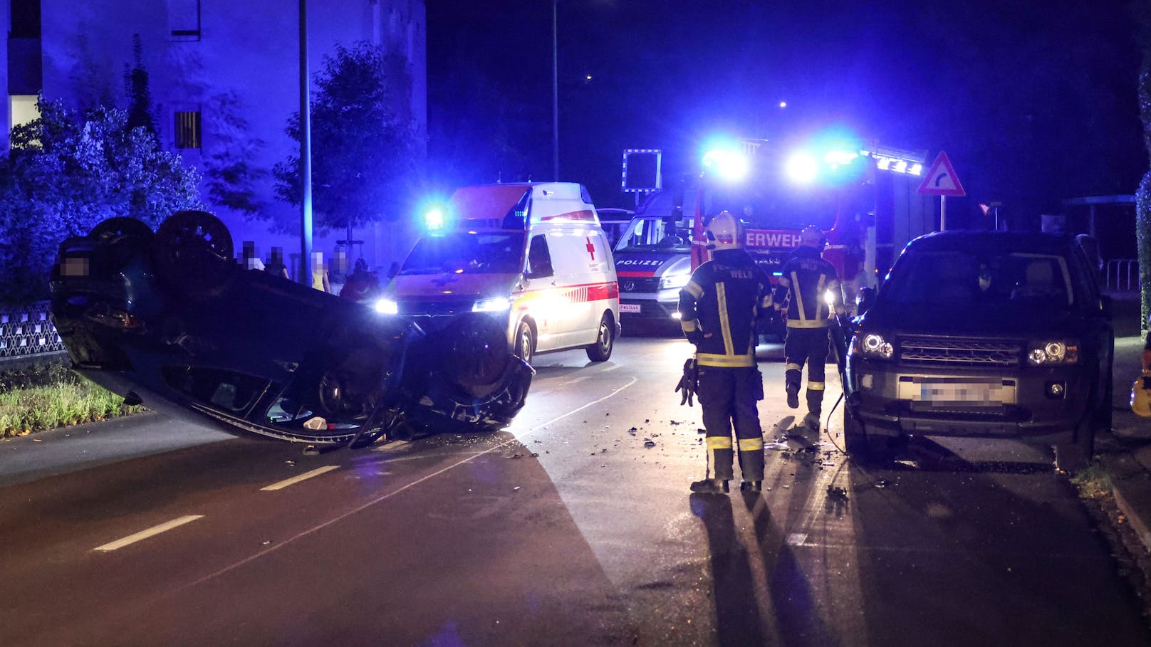 Ein Autolenker hat sich in der Nacht auf Freitag mit seinem Pkw in Wels-Pernau bei einer heftigen Kollision mit einem parkenden Fahrzeug überschlagen.