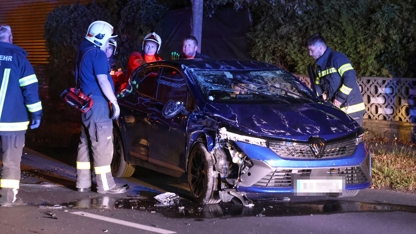 Ein Autolenker hat sich in der Nacht auf Freitag mit seinem Pkw in Wels-Pernau bei einer heftigen Kollision mit einem parkenden Fahrzeug überschlagen.