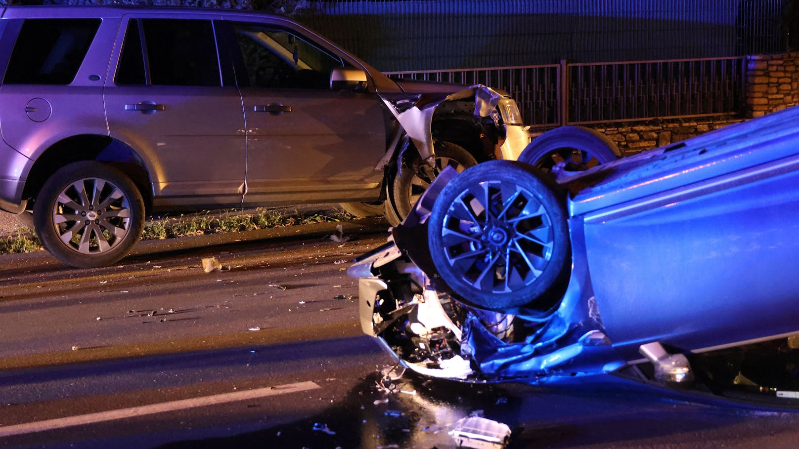 Ein Autolenker hat sich in der Nacht auf Freitag mit seinem Pkw in Wels-Pernau bei einer heftigen Kollision mit einem parkenden Fahrzeug überschlagen.