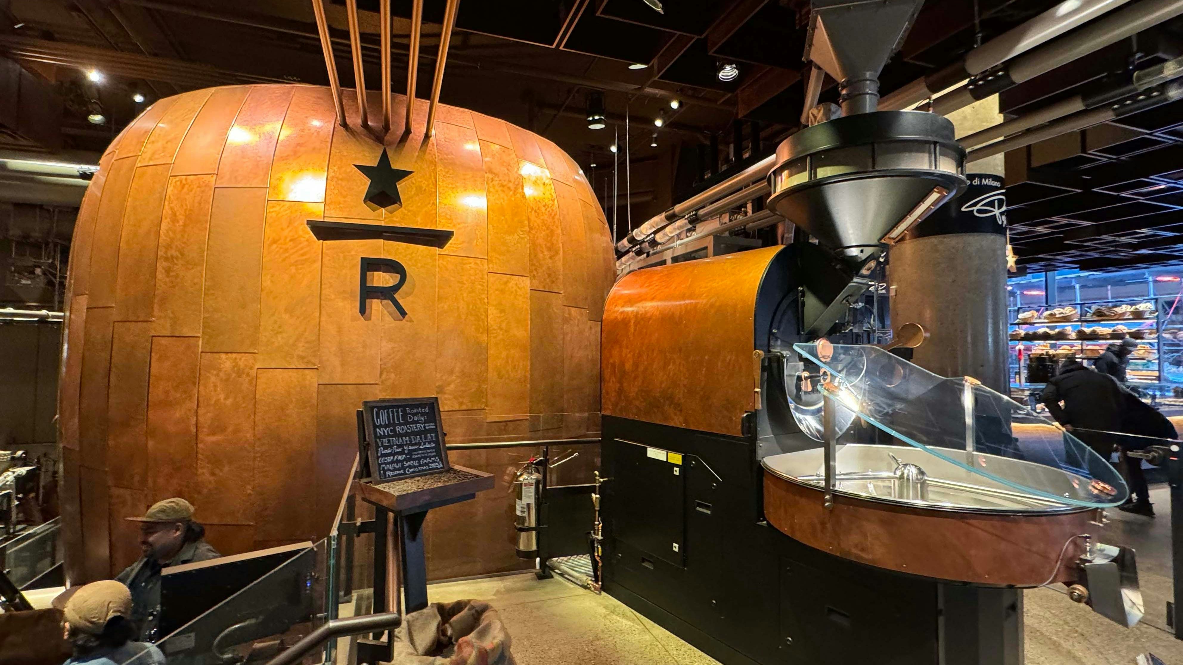 Die "Starbucks Reserve Roastery" im Meatpacking District in New York City: Die Mega-Filialen mit integrierten Röstereien sind die Vorzeige-Lokale des Unternehmens, doch über die Probleme des Konzerne können auch sie nicht hinwegtäuschen