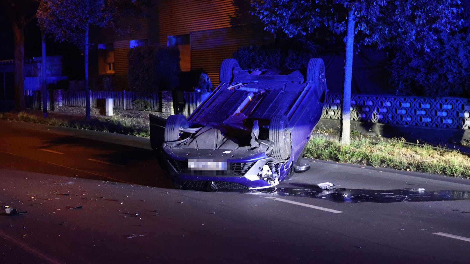 Ein Autolenker hat sich in der Nacht auf Freitag mit seinem Pkw in Wels-Pernau bei einer heftigen Kollision mit einem parkenden Fahrzeug überschlagen.