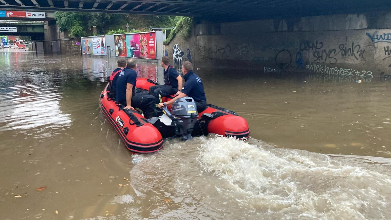 Die starken Regenfälle in wien sorgten für enorme Wassermassen auf den Straßen