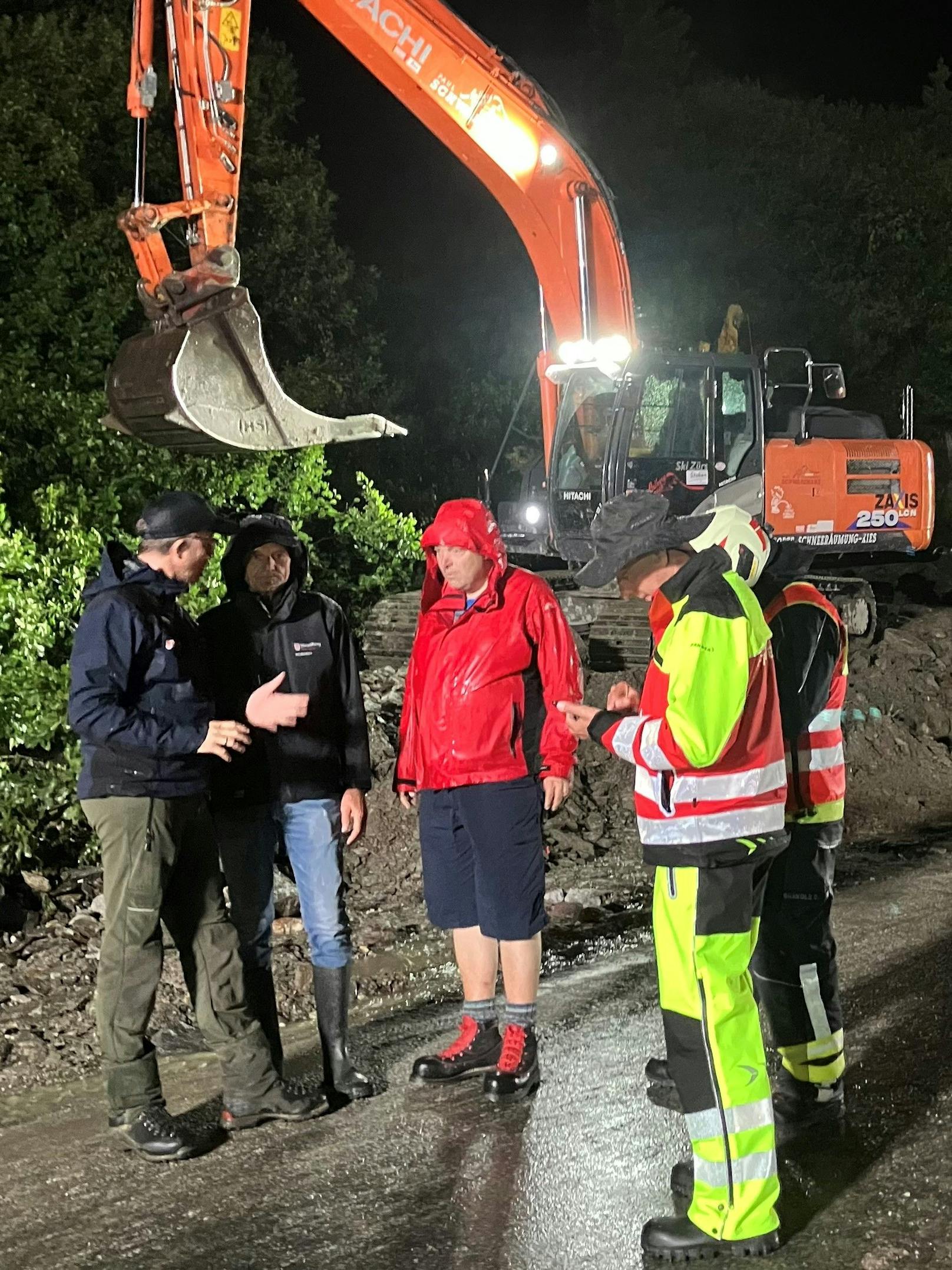 Auf der Vorarlberger Seite mussten in Stuben am Arlberg drei Häuser vorübergehend evakuiert werden. Kurz vor der Passhöhe wurde die Landesstraße teilweise weggerissen.