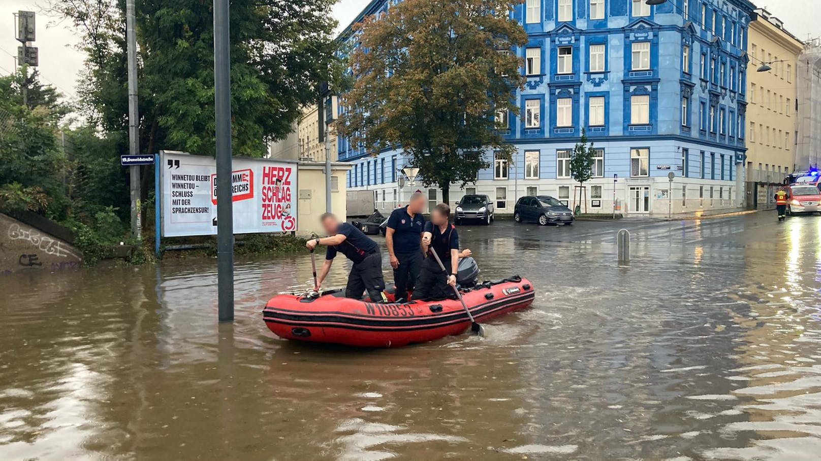 Wien unter Wasser! Retter suchen mit Booten nach Autos