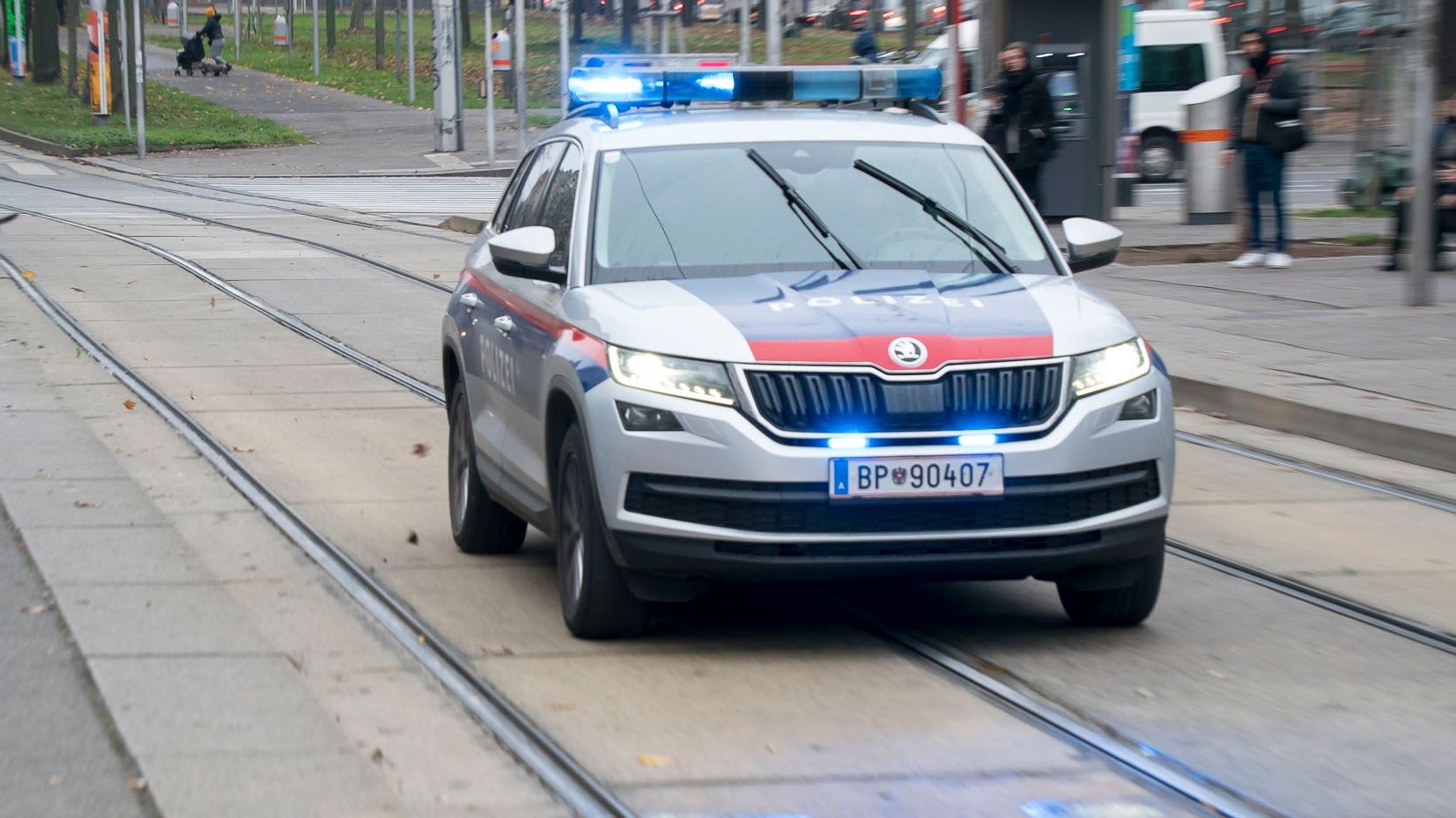 Ein Polizeiauto während einer Einsatzfahrt mit Blaulicht in Wien. Archivbild