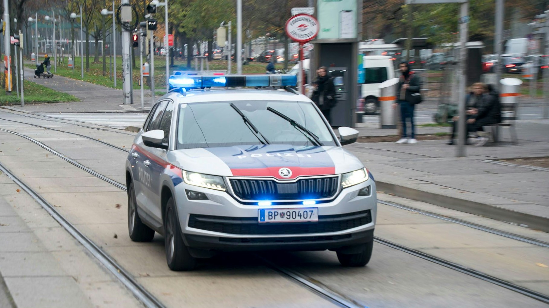 Ein Polizeiauto während einer Einsatzfahrt mit Blaulicht in Wien. Archivbild