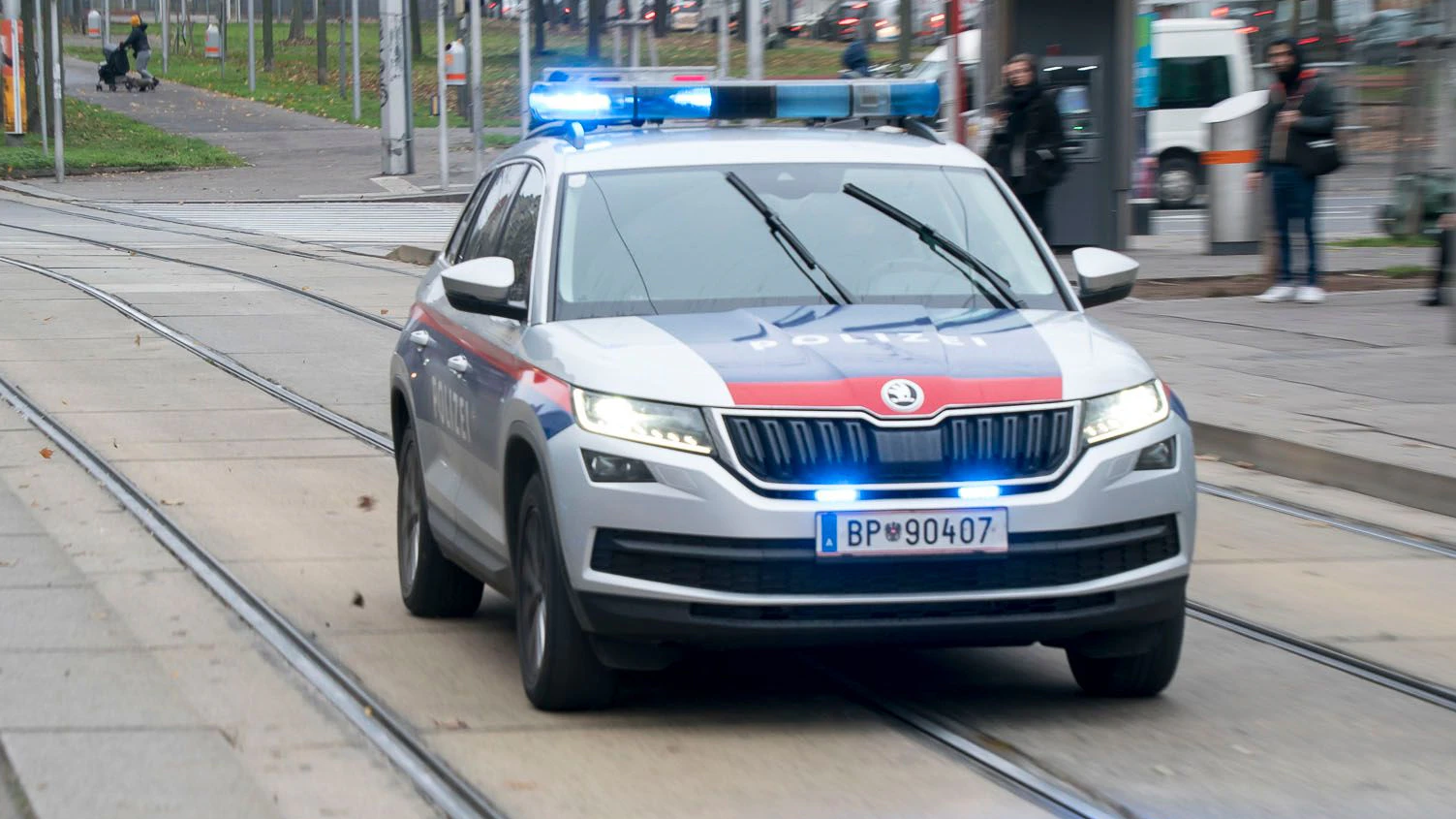 Ein Polizeiauto während einer Einsatzfahrt mit Blaulicht in Wien. Archivbild