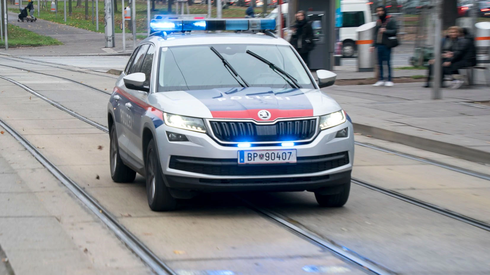 Ein Polizeiauto während einer Einsatzfahrt mit Blaulicht in Wien. Archivbild