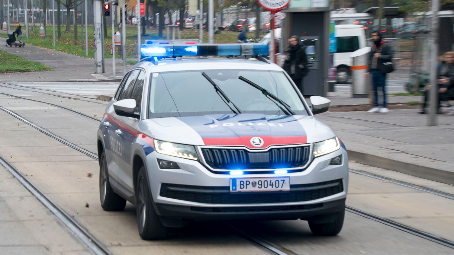 Ein Polizeiauto während einer Einsatzfahrt mit Blaulicht in Wien. Archivbild