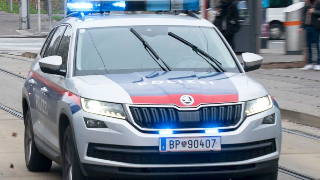 Ein Polizeiauto während einer Einsatzfahrt mit Blaulicht in Wien. Archivbild