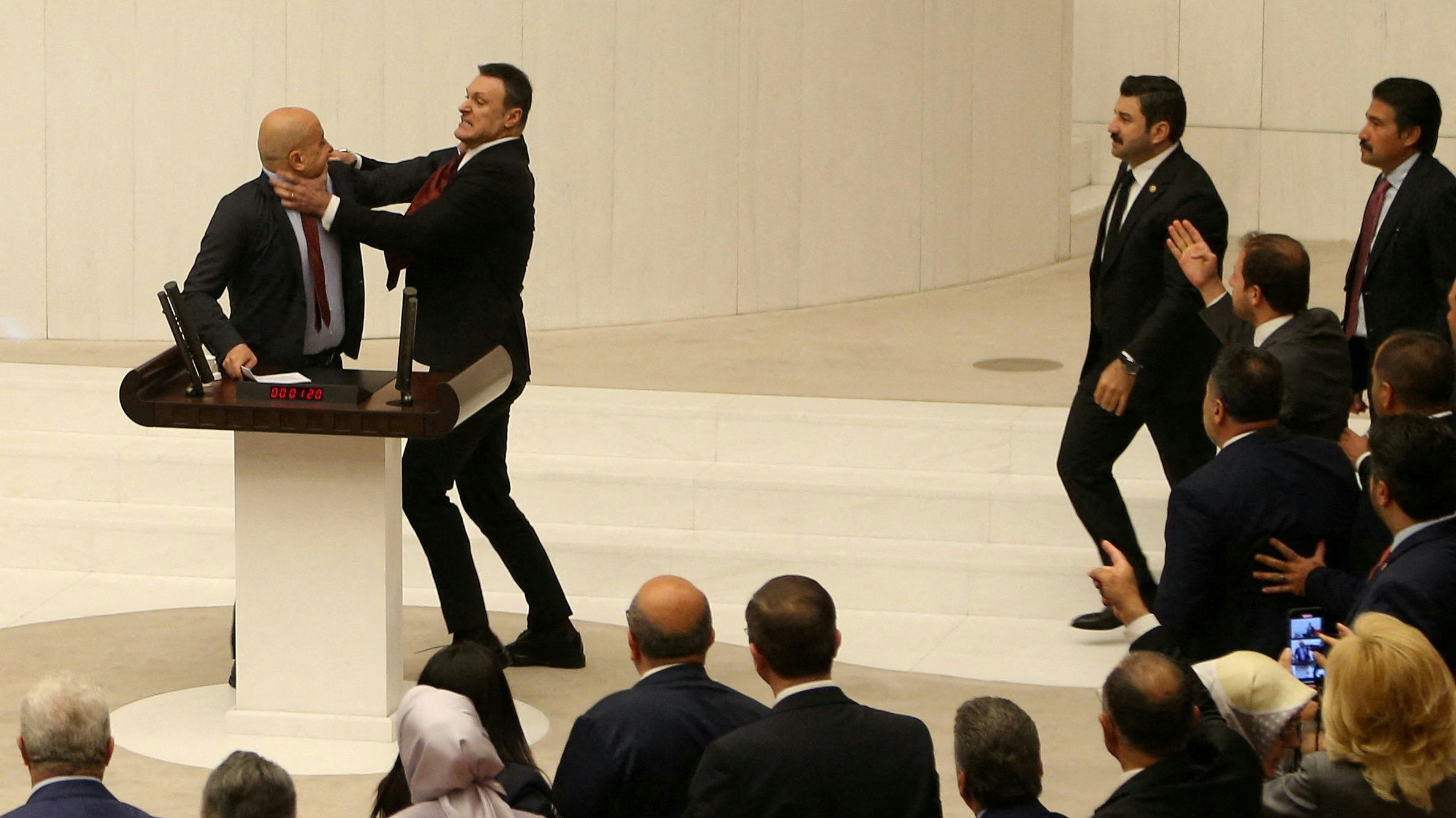 Alpay Özalan, Ex-Fußballer und nunmehriger Abgeordneter in der Türkei, war in einer Schlägerei mittendrin. 