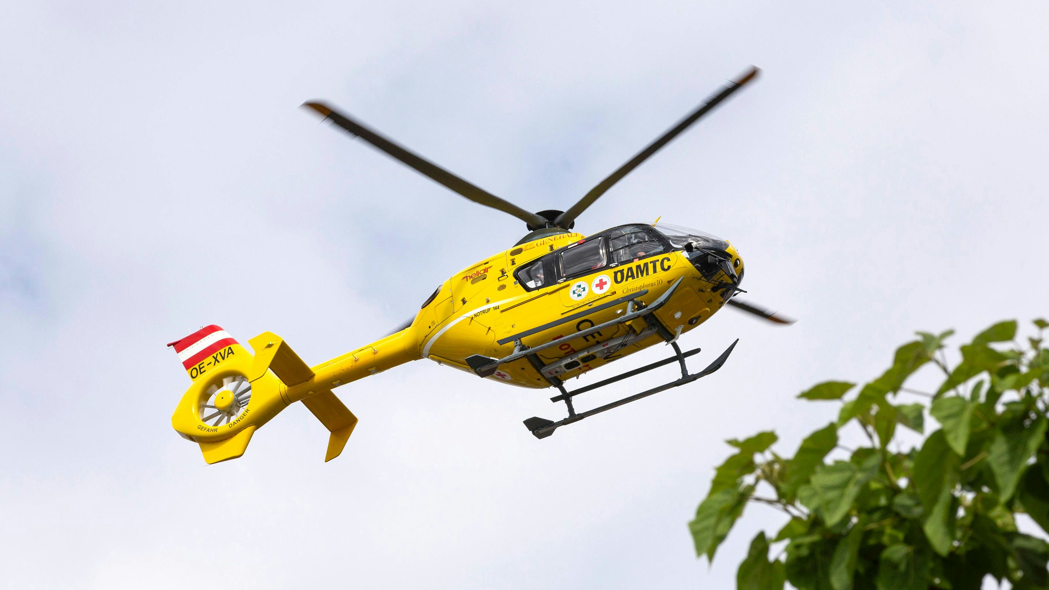 Heute.at - Biker crasht auf vereister Brücke, Frau schwer verletzt