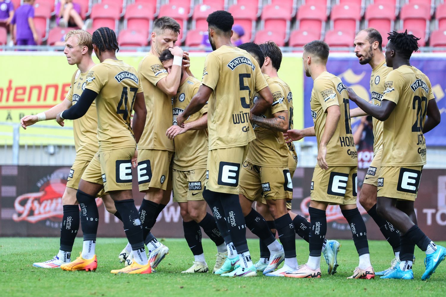 Sturm Graz feiert den Sieg gegen Austria Klagenfurt. 