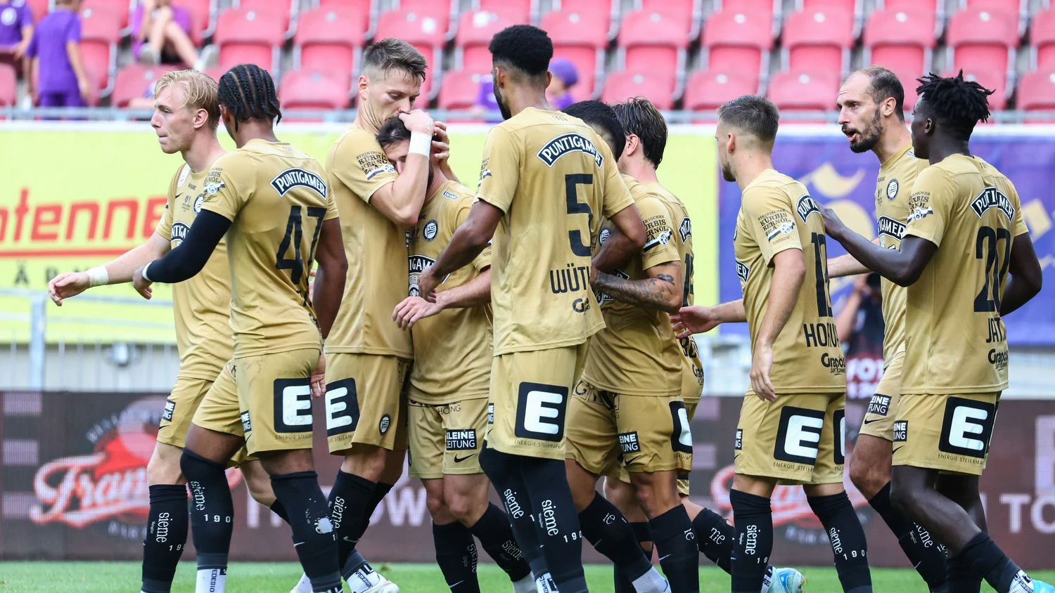 Sturm Graz feiert den Sieg gegen Austria Klagenfurt. 