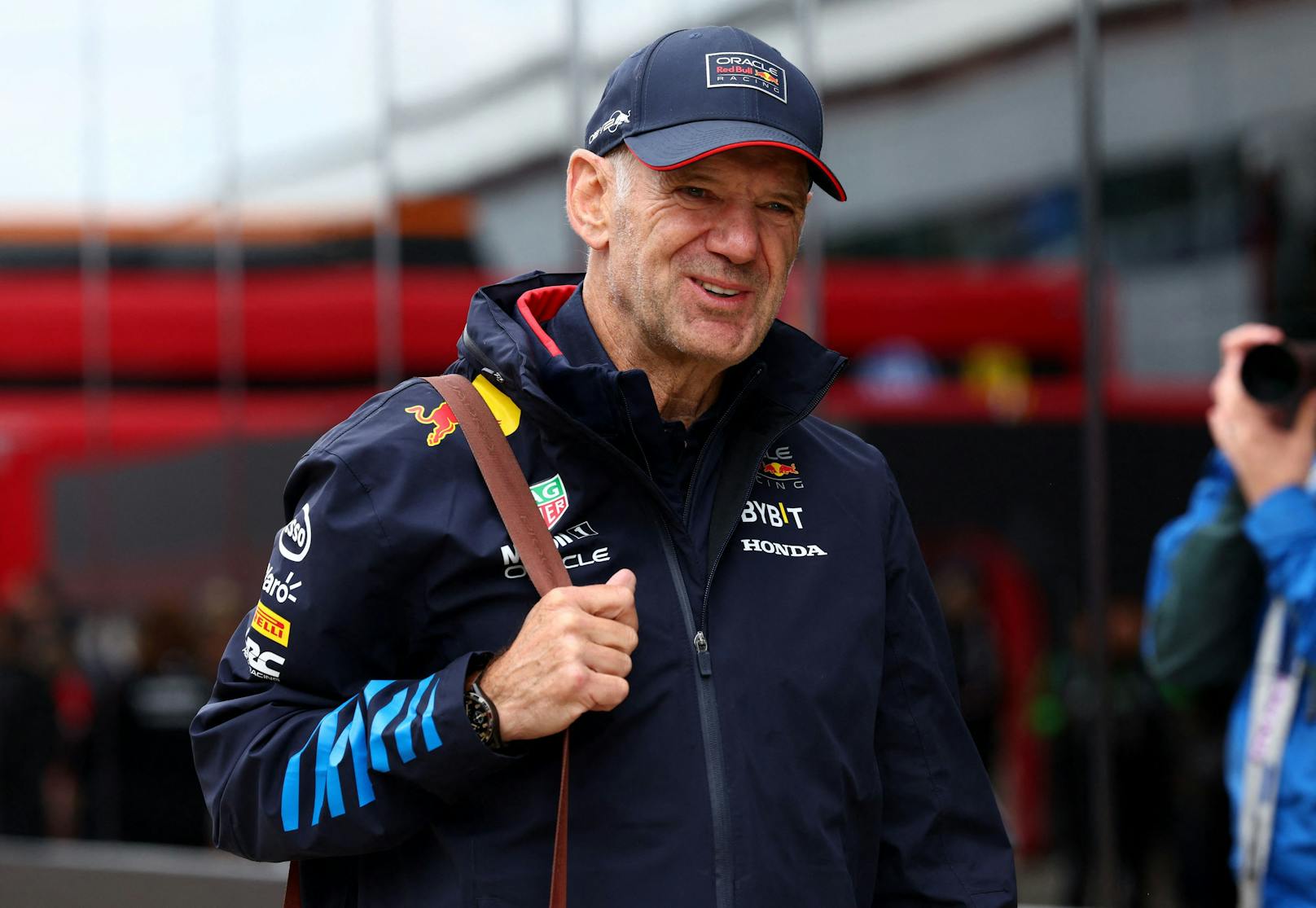 "Superhirn" Adrian Newey verlässt Red Bull. Der Star-Designer zieht Konsequenzen aus der Horner-Affäre und geht zur Konkurrenz. Ab 2025 werkt der Brite für Aston Martin.