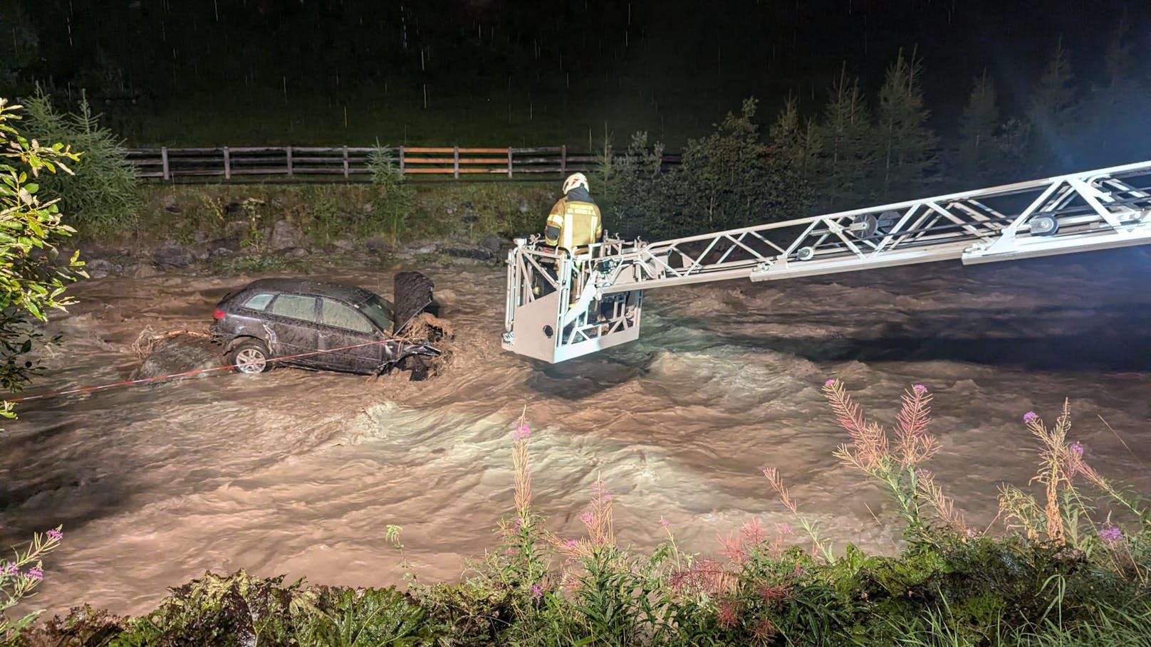 Ausnahmezustand in St. Anton: Sturzflut reißt Auto mit